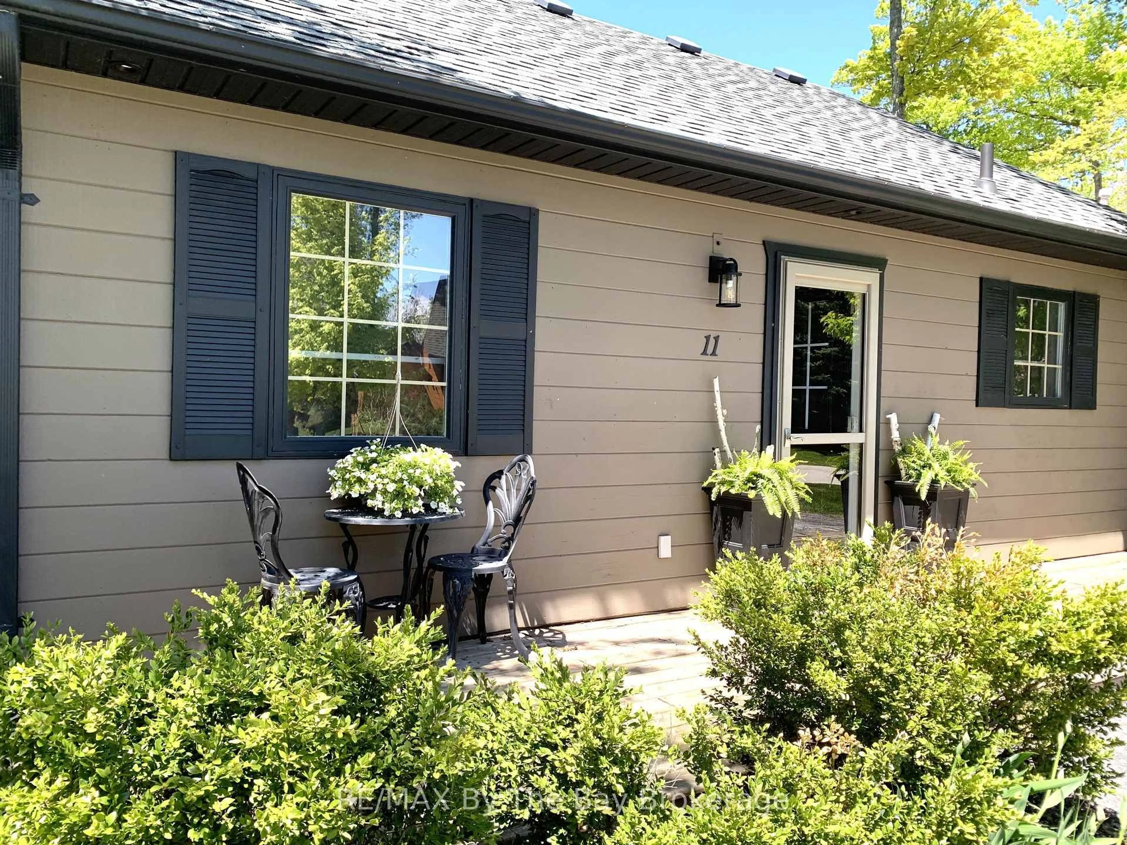 Home with vinyl exterior material, street for 11 Cabin Cres, Wasaga Beach Ontario L9Z 1X7