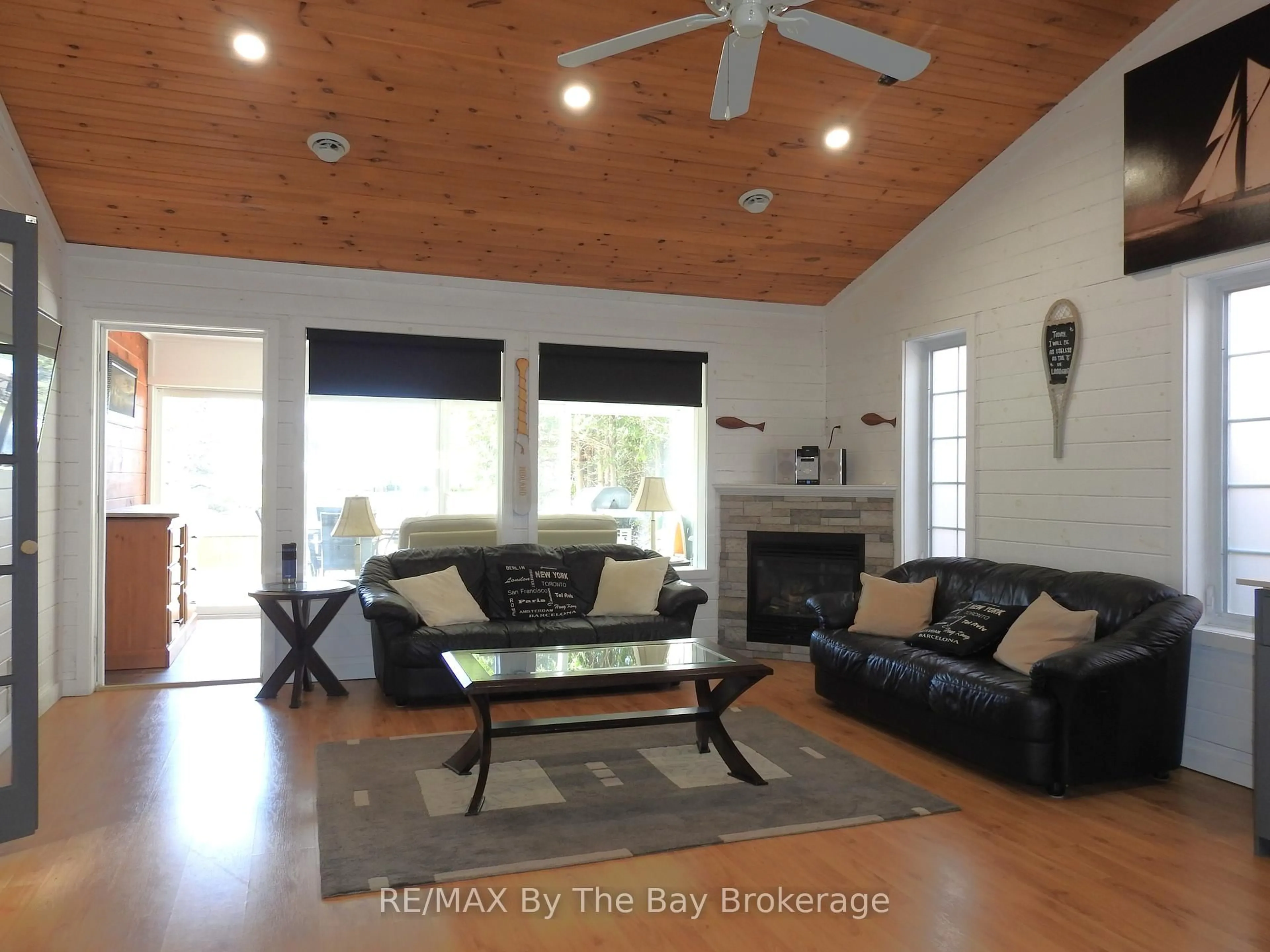 Living room with furniture, wood/laminate floor for 11 Cabin Cres, Wasaga Beach Ontario L9Z 1X7