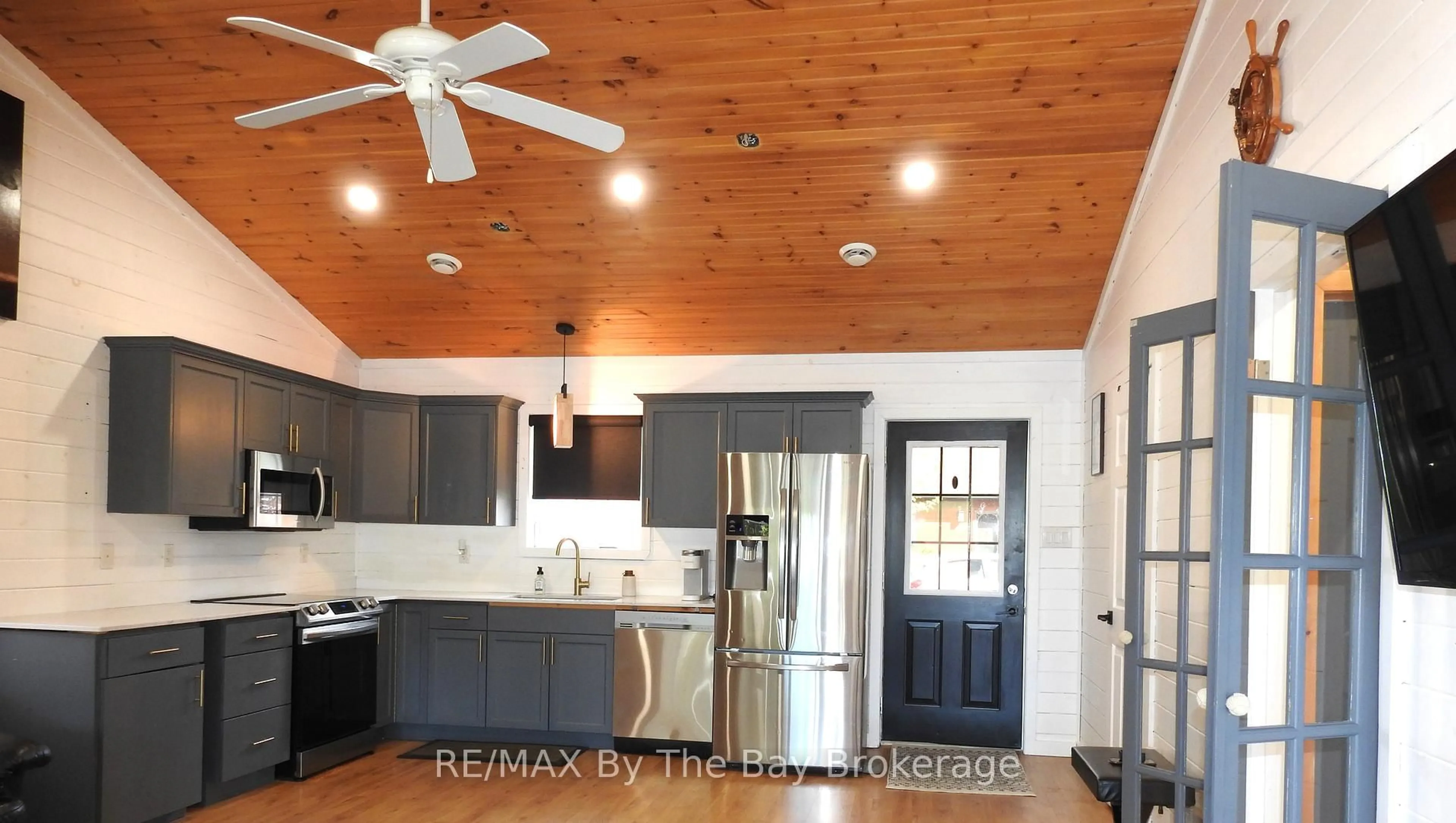 Open concept kitchen, wood/laminate floor for 11 Cabin Cres, Wasaga Beach Ontario L9Z 1X7