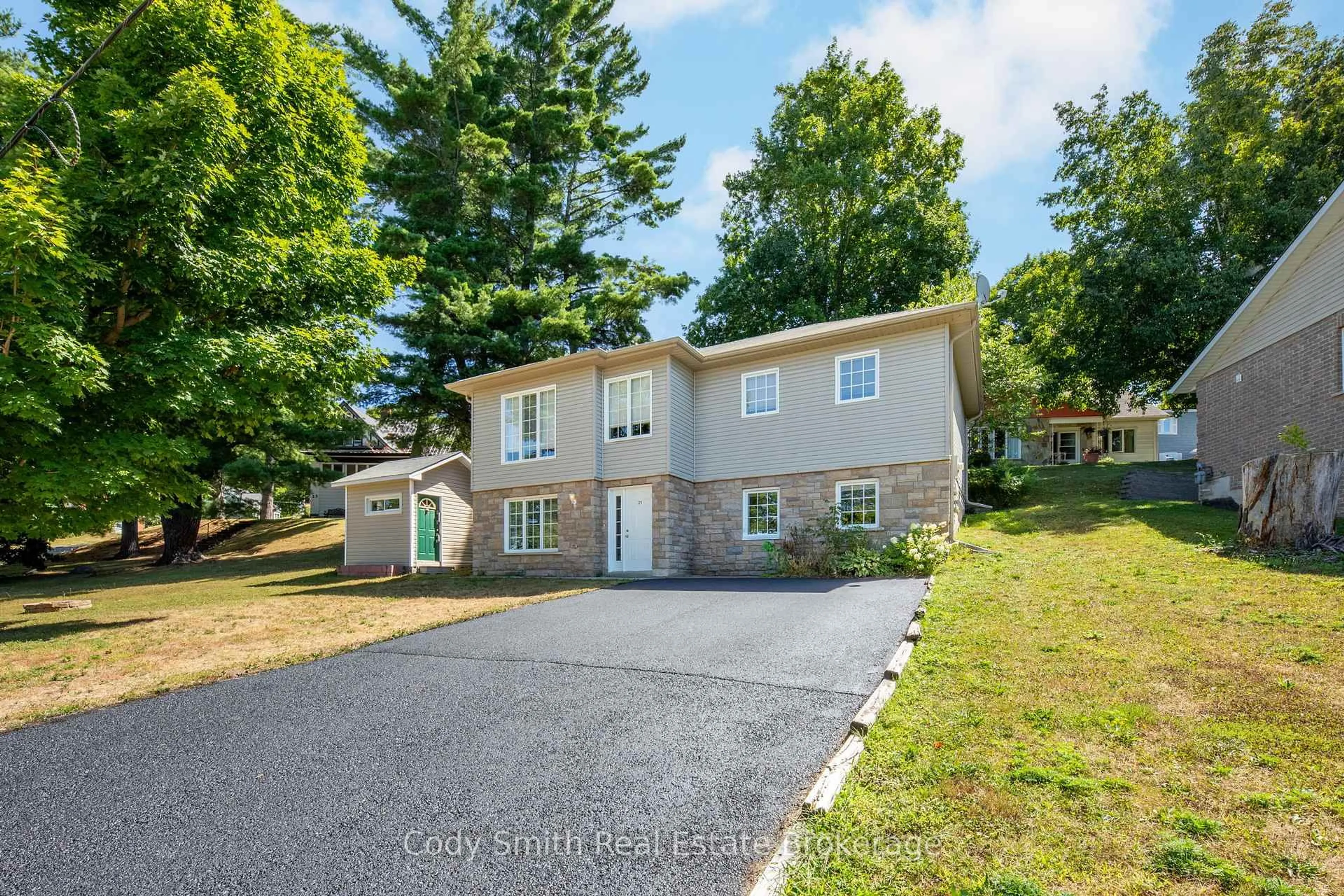A pic from outside/outdoor area/front of a property/back of a property/a pic from drone, street for 21 CHURCH St, Penetanguishene Ontario L9M 1A9