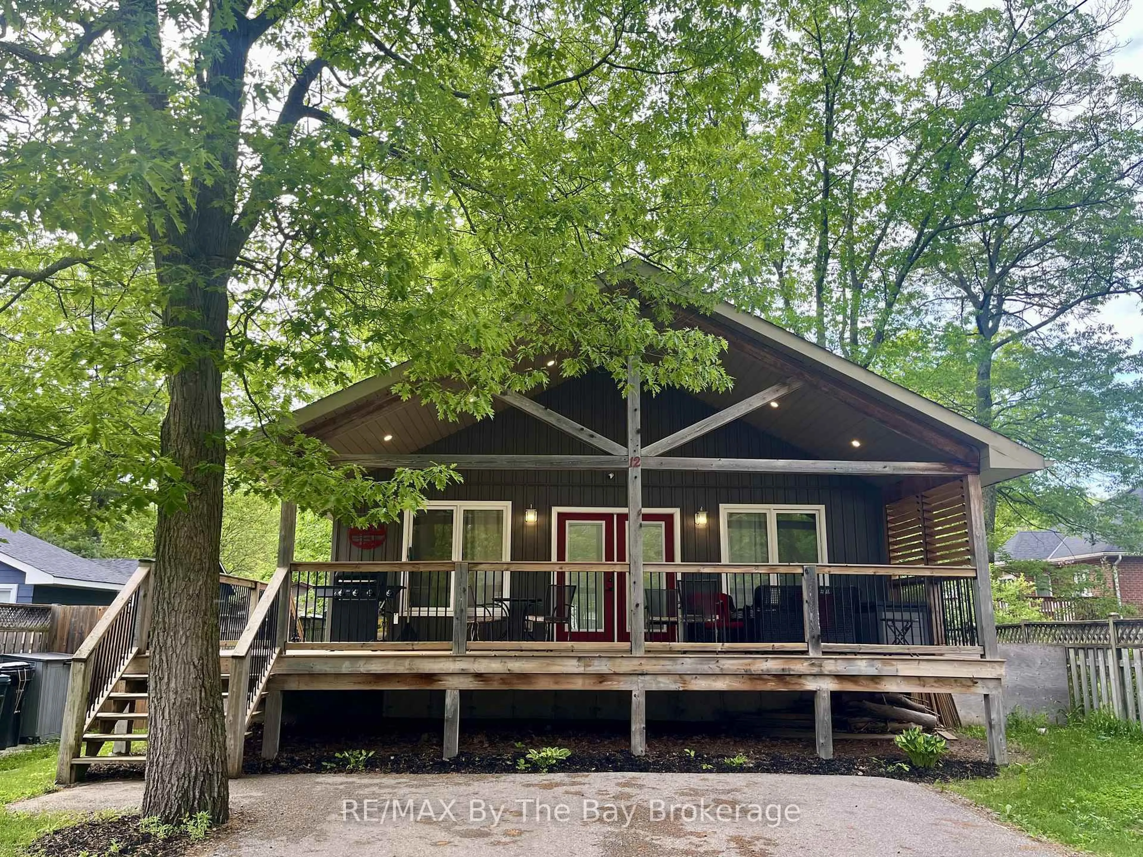 A pic from outside/outdoor area/front of a property/back of a property/a pic from drone, unknown for 12 5th Lane, Wasaga Beach Ontario L9Z 2E9