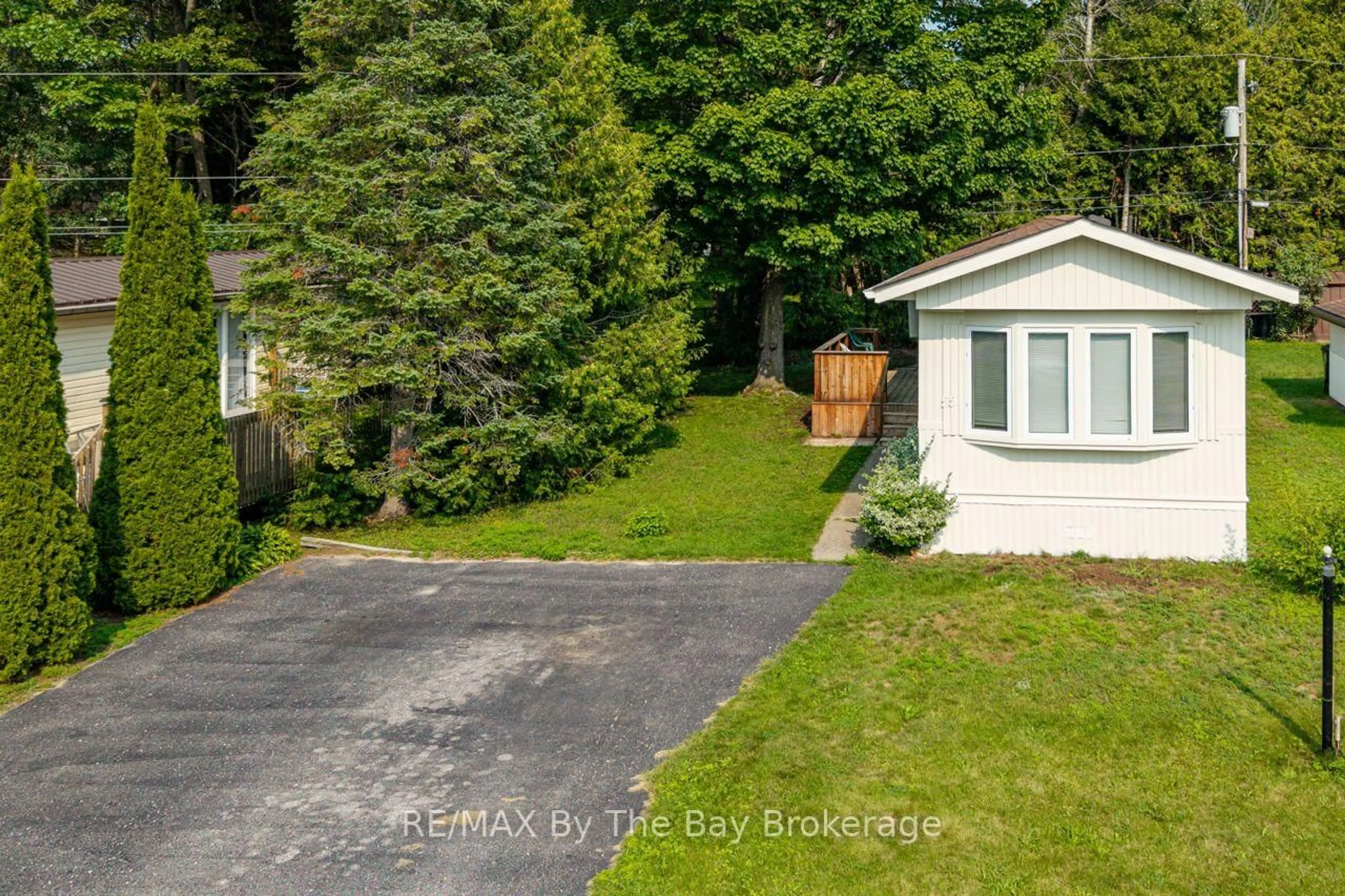 A pic from outside/outdoor area/front of a property/back of a property/a pic from drone, street for 55 Georgian Glen Dr, Wasaga Beach Ontario L9Z 1K7
