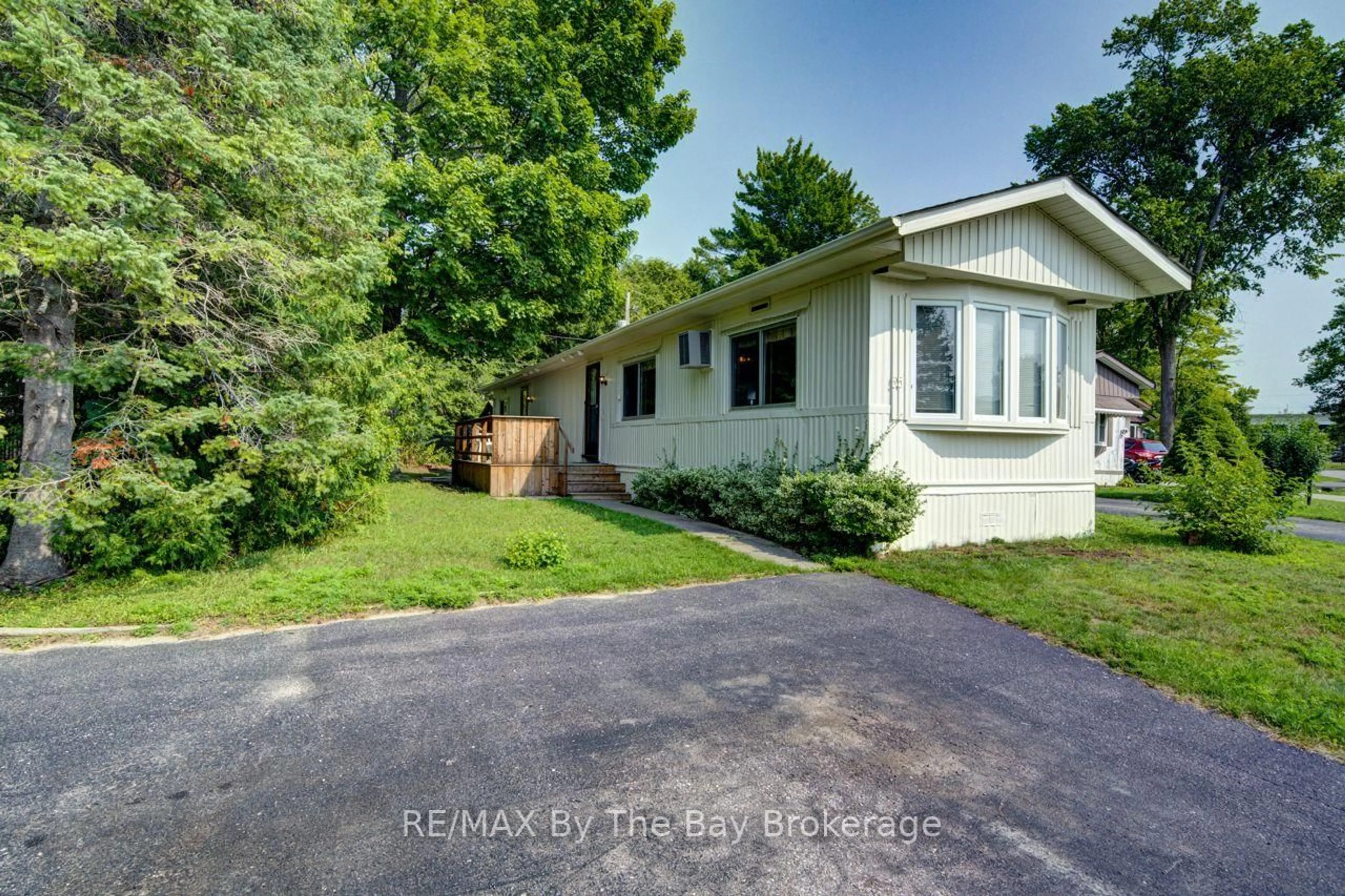 A pic from outside/outdoor area/front of a property/back of a property/a pic from drone, street for 55 Georgian Glen Dr, Wasaga Beach Ontario L9Z 1K7