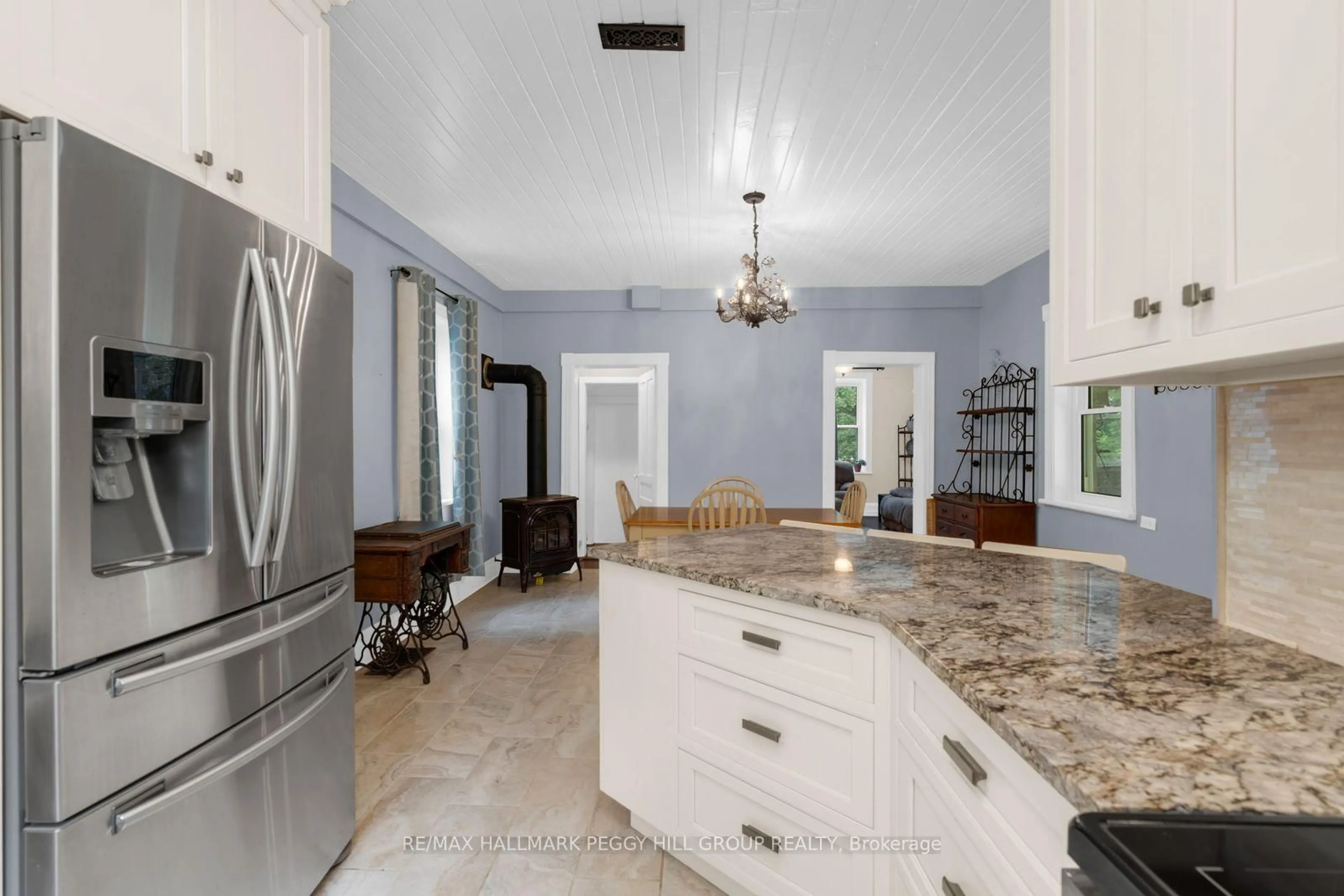 Open concept kitchen, ceramic/tile floor for 6170 4 Line, Oro-Medonte Ontario L4R 4K3