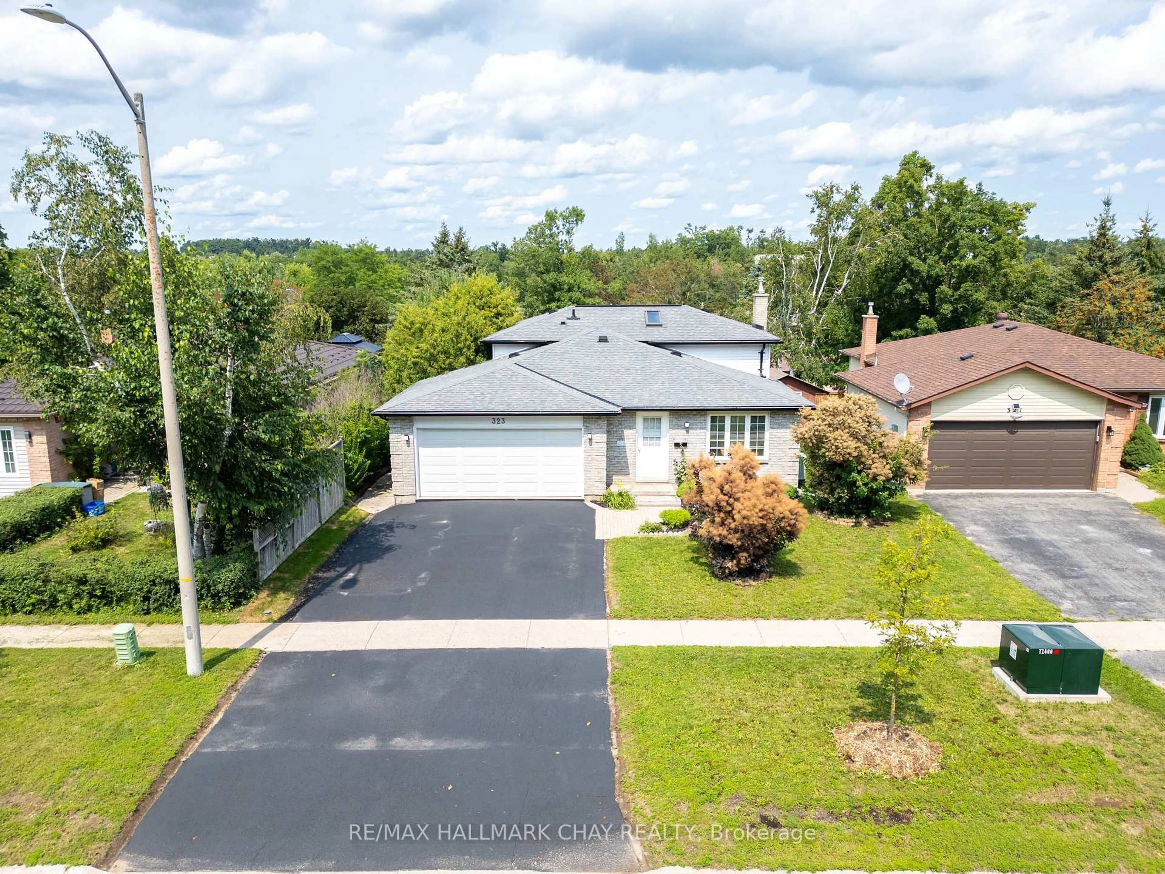 A pic from outside/outdoor area/front of a property/back of a property/a pic from drone, street for 323 Sunnidale Rd, Barrie Ontario L4N 5R1