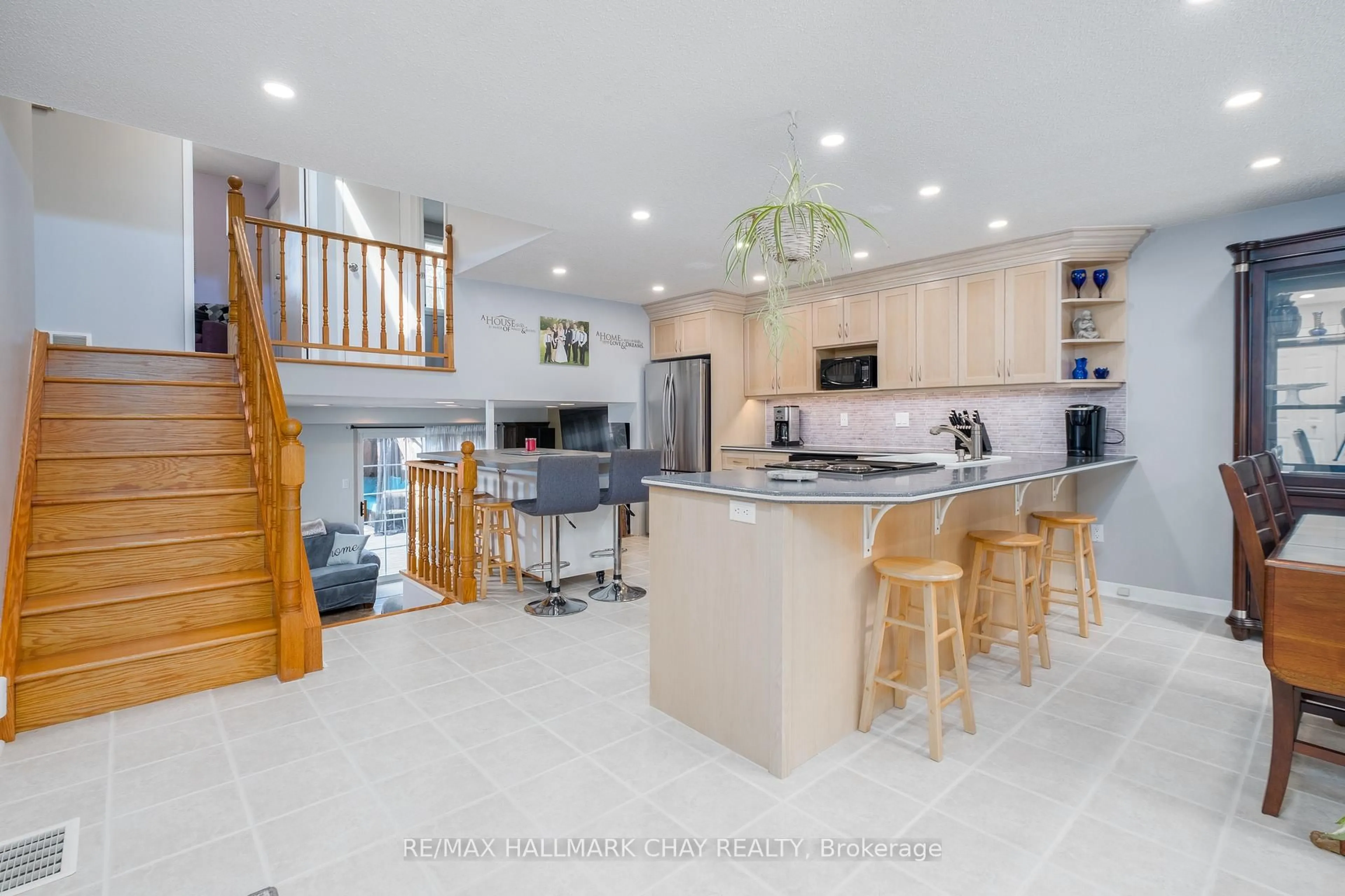 Open concept kitchen, ceramic/tile floor for 323 Sunnidale Rd, Barrie Ontario L4N 5R1