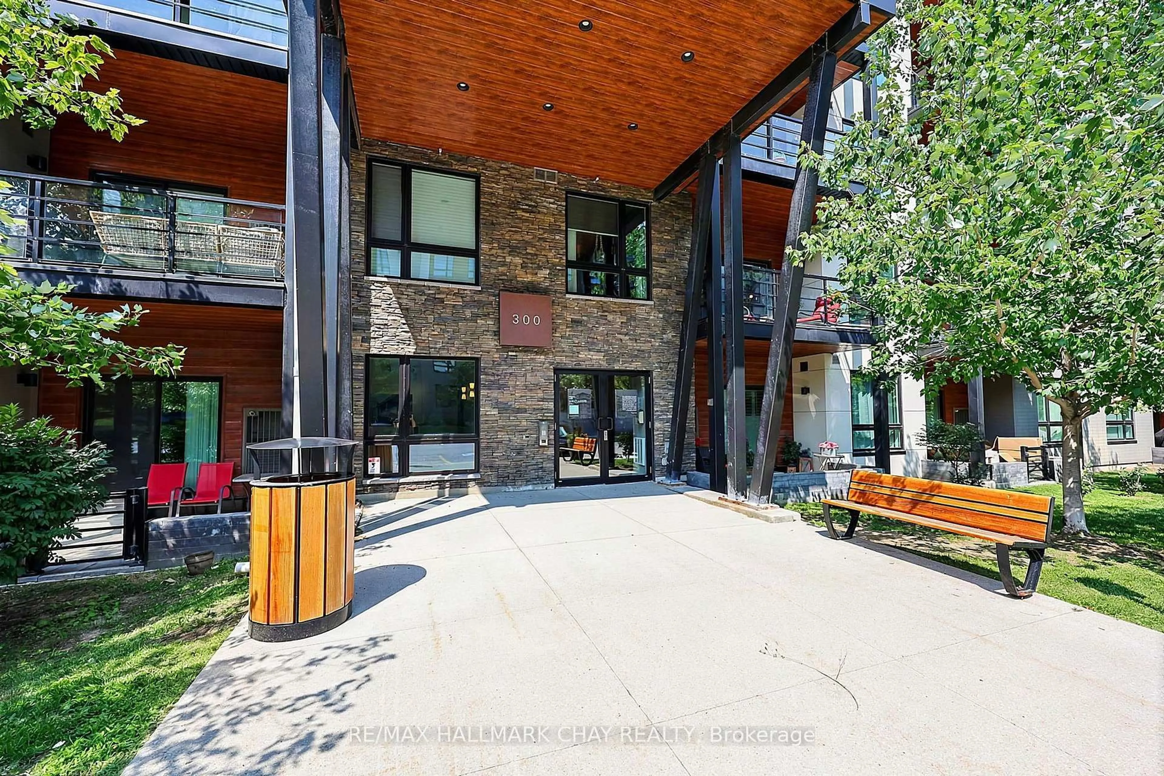 Indoor foyer for 300 Essa Rd ##304, Barrie Ontario L4N 9Y4