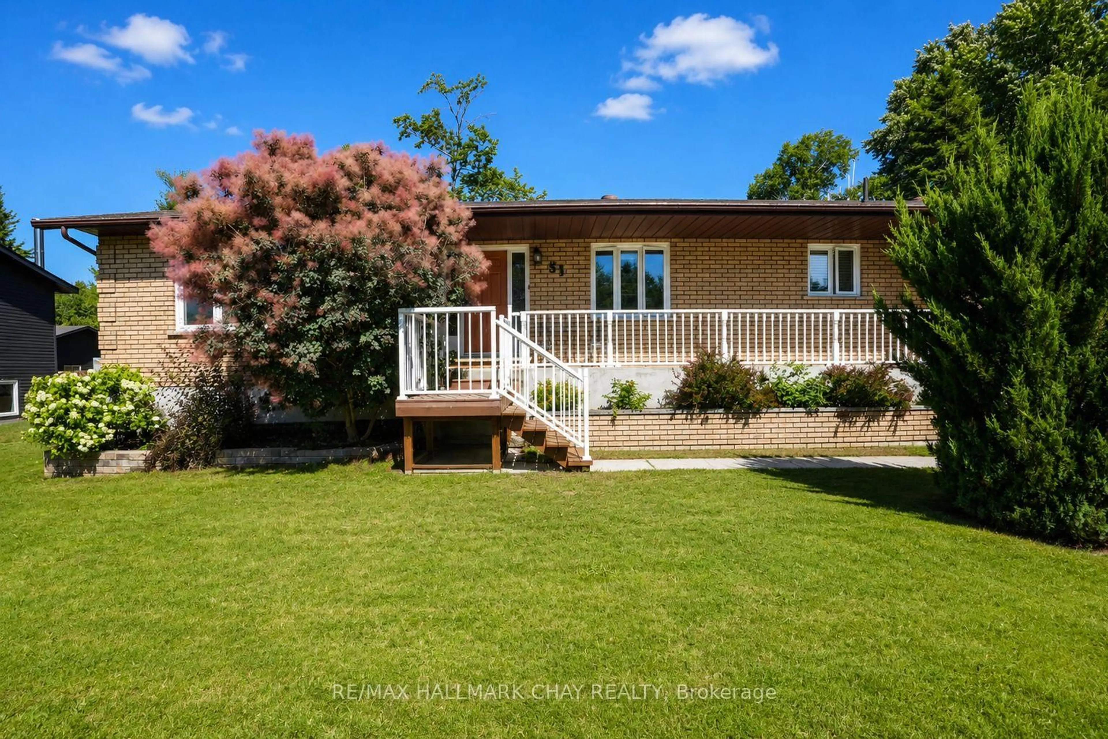 A pic from outside/outdoor area/front of a property/back of a property/a pic from drone, street for 51 Indianola Cres, Wasaga Beach Ontario L9Z 2W4