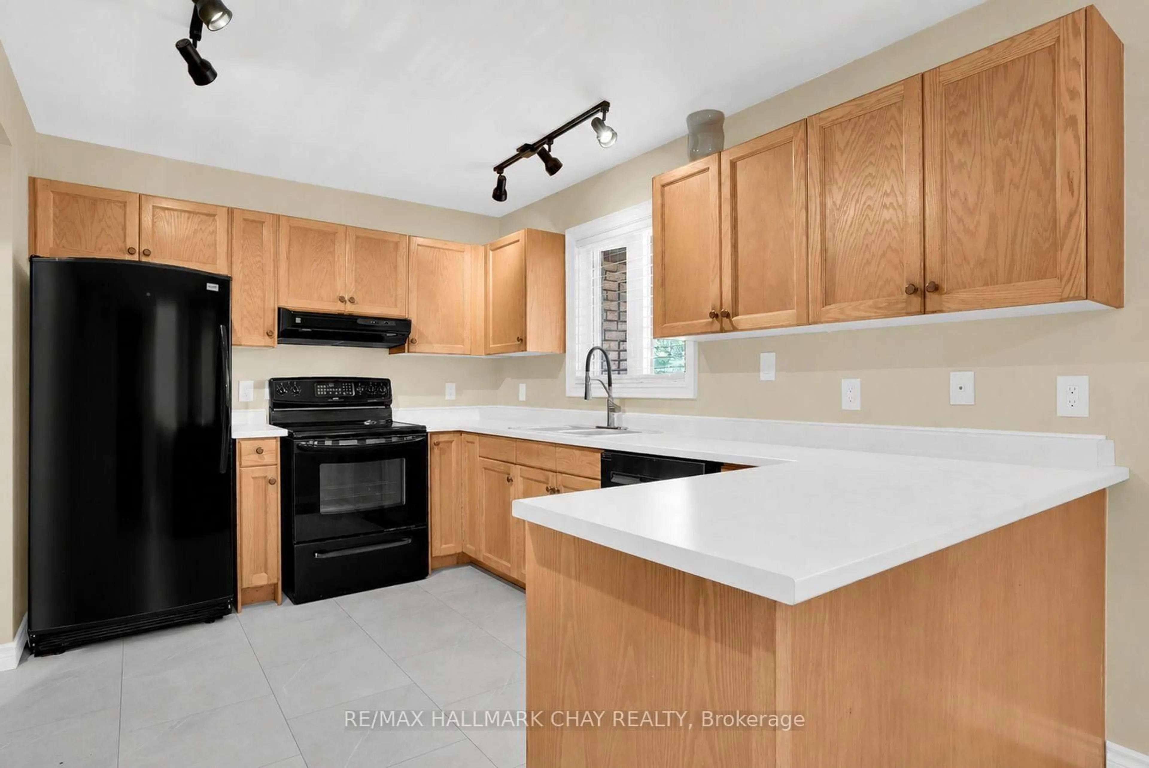 Open concept kitchen, ceramic/tile floor for 51 Indianola Cres, Wasaga Beach Ontario L9Z 2W4