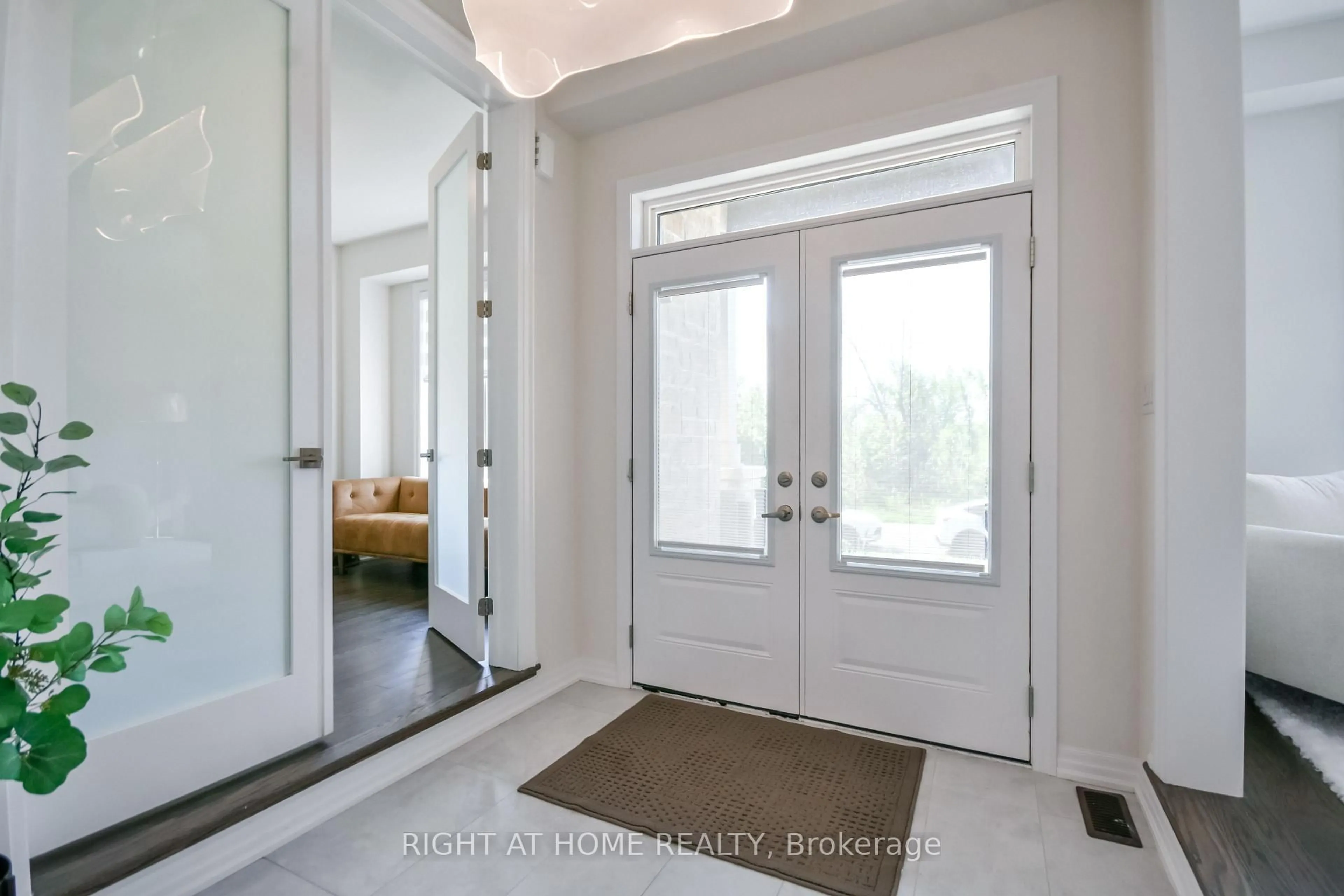 Indoor entryway for 243 CENTRE St, Clearview Ontario L0M 1S0