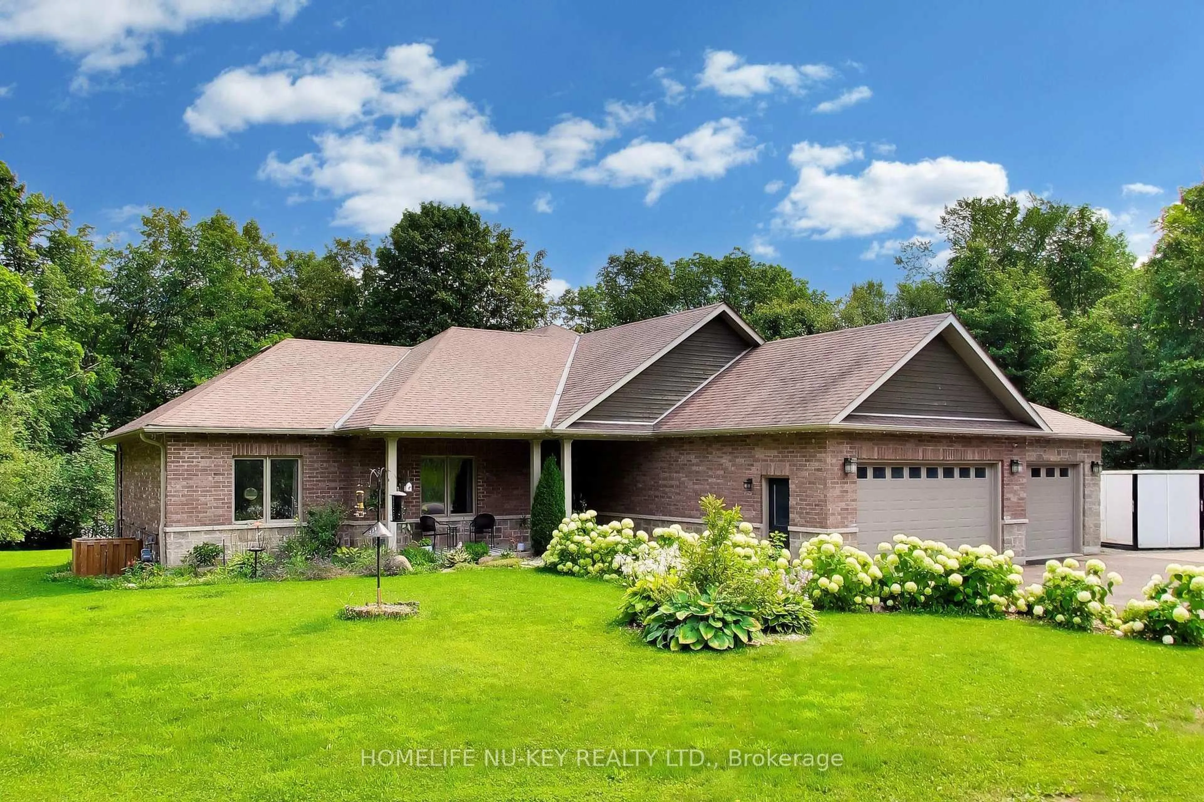 A pic from outside/outdoor area/front of a property/back of a property/a pic from drone, unknown for 1655 Georgian Heights Blvd, Severn Ontario L0K 2C0