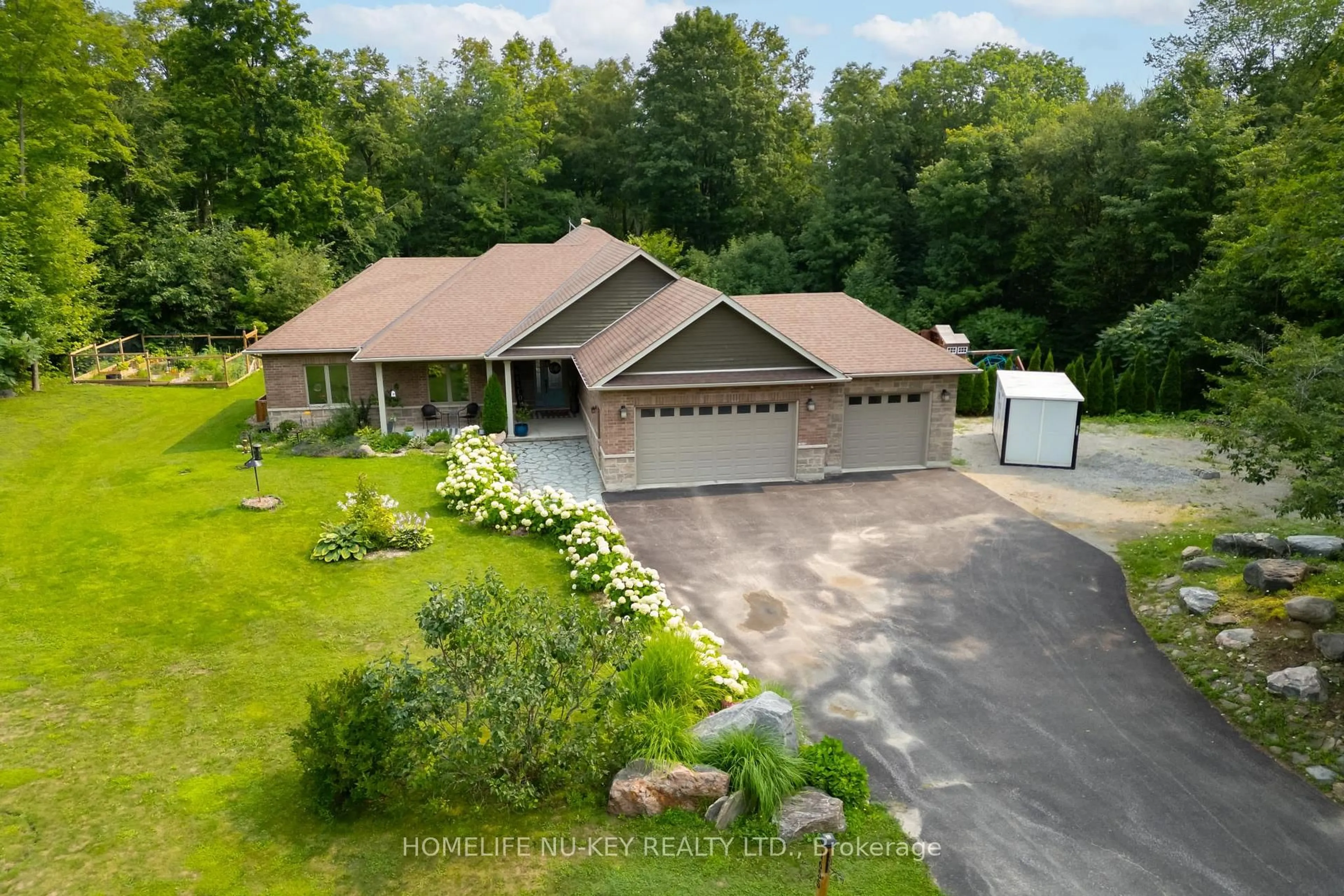 A pic from outside/outdoor area/front of a property/back of a property/a pic from drone, unknown for 1655 Georgian Heights Blvd, Severn Ontario L0K 2C0