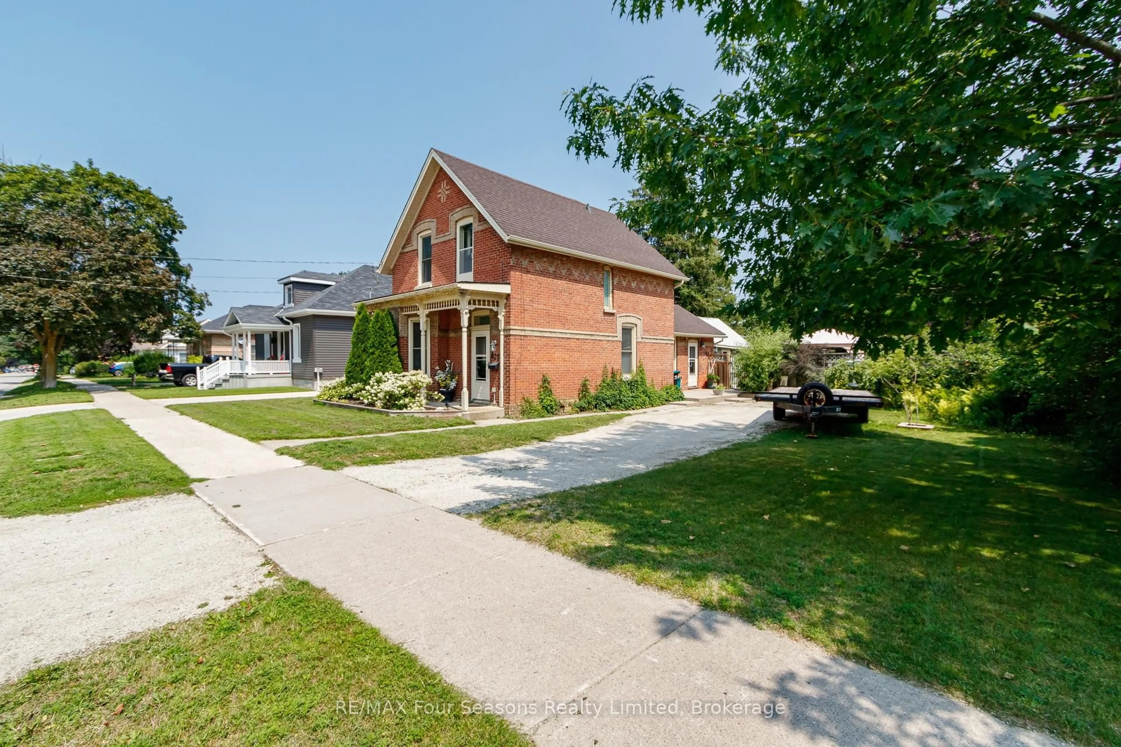 Home with brick exterior material, street for 627 Saint Marie St, Collingwood Ontario L9Y 3L4