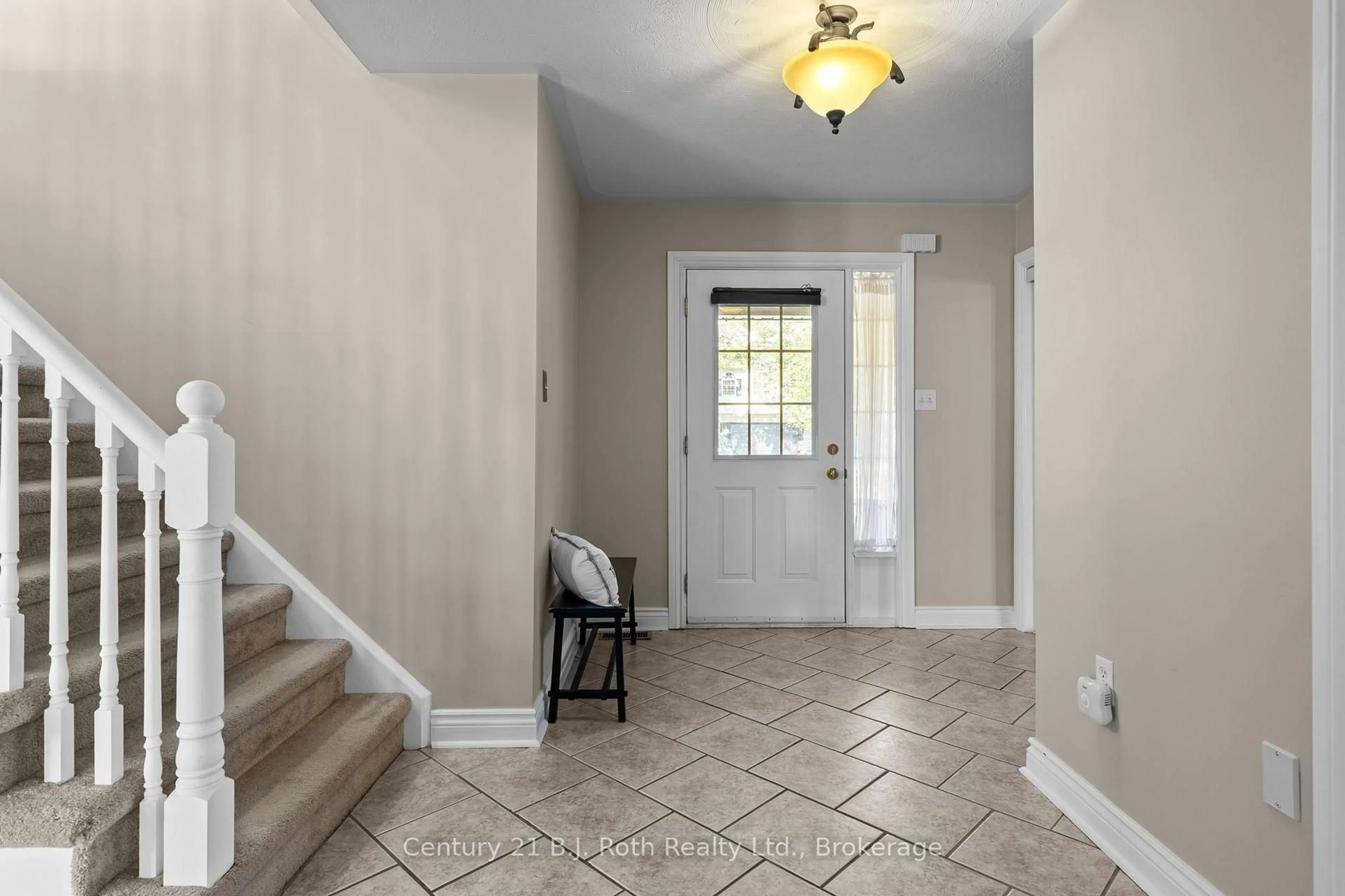 Indoor entryway for 33 Vanessa Dr, Orillia Ontario L3V 7Y8
