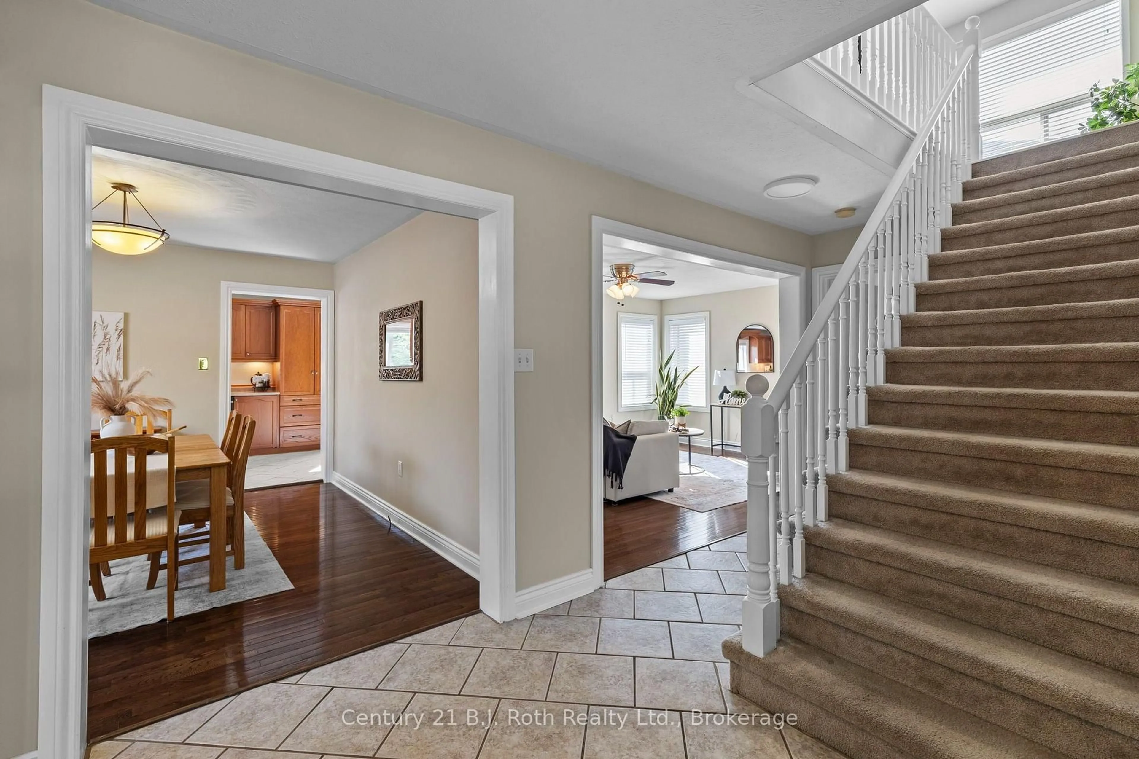 Indoor entryway for 33 Vanessa Dr, Orillia Ontario L3V 7Y8