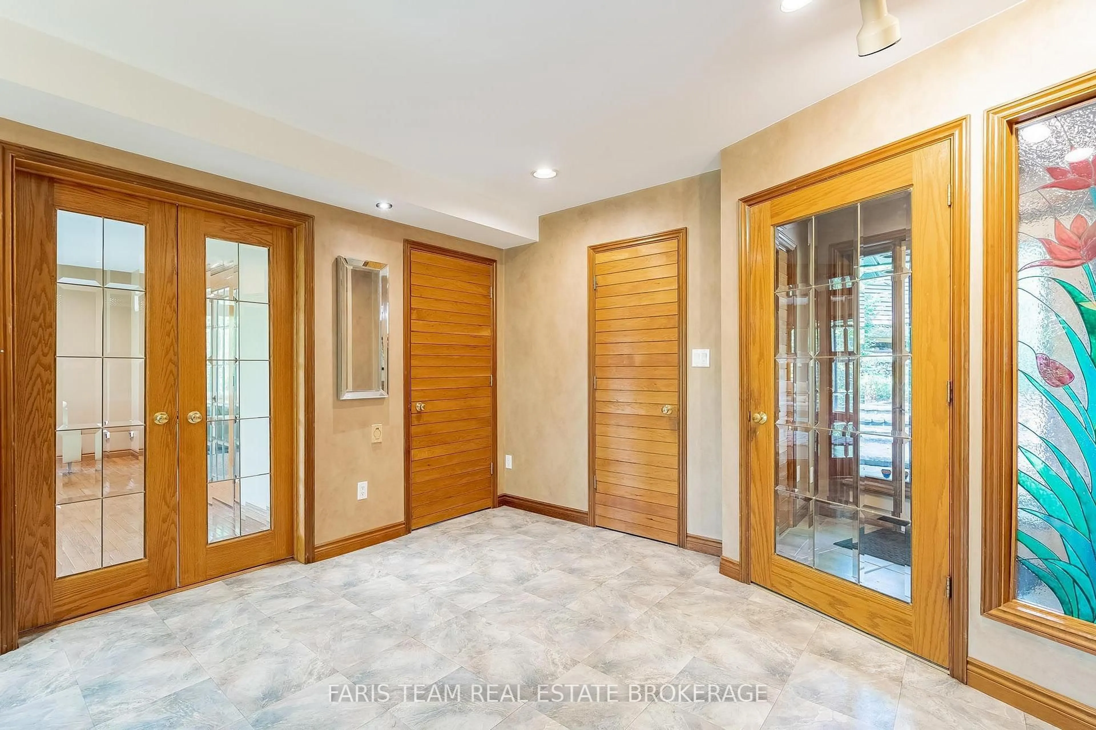 Indoor entryway for 15 Scottdale Dr, Oro-Medonte Ontario L0L 1T0