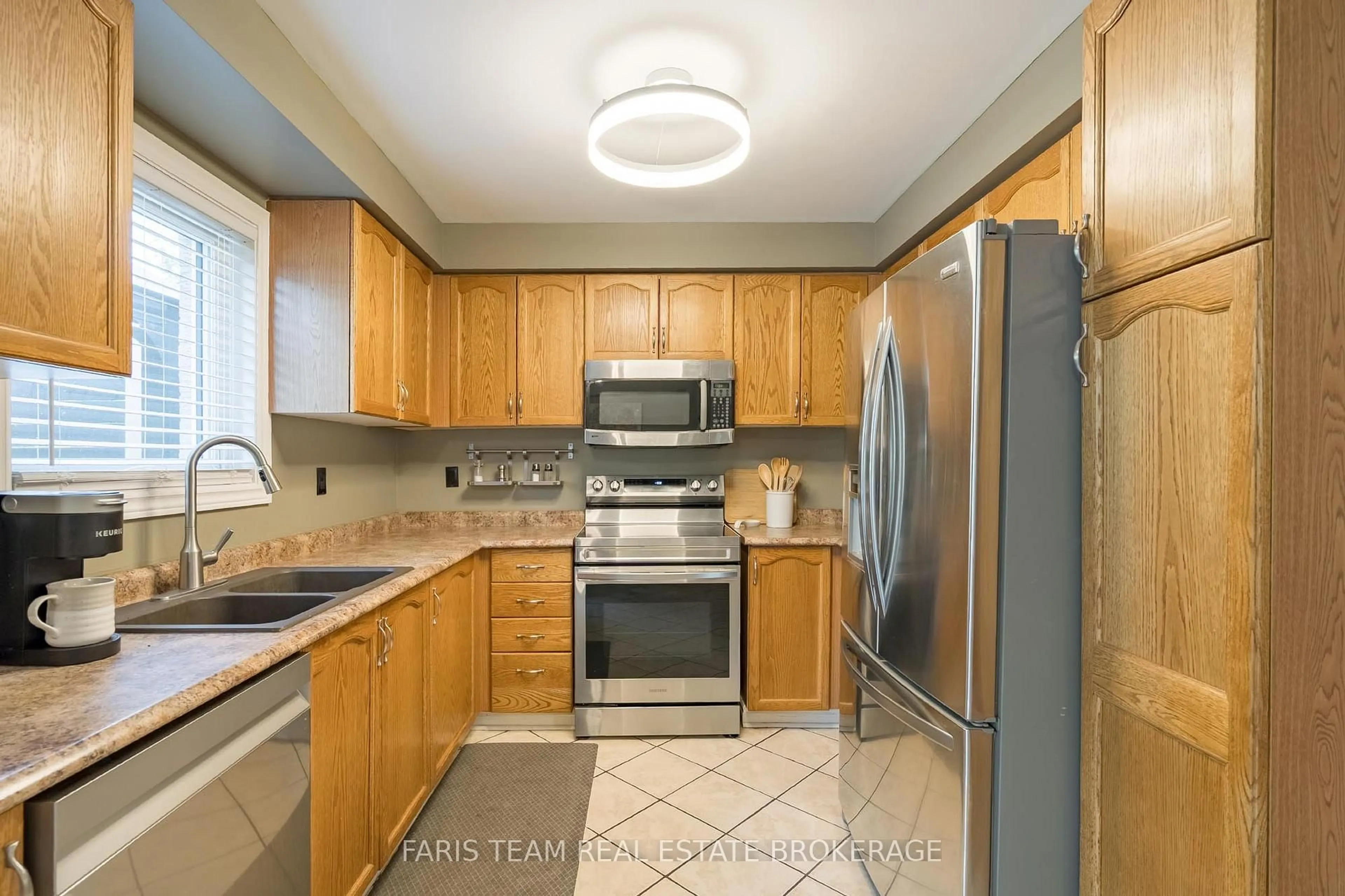 Standard kitchen, unknown for 4 Bluegrass Dr, Barrie Ontario L4N 9N6