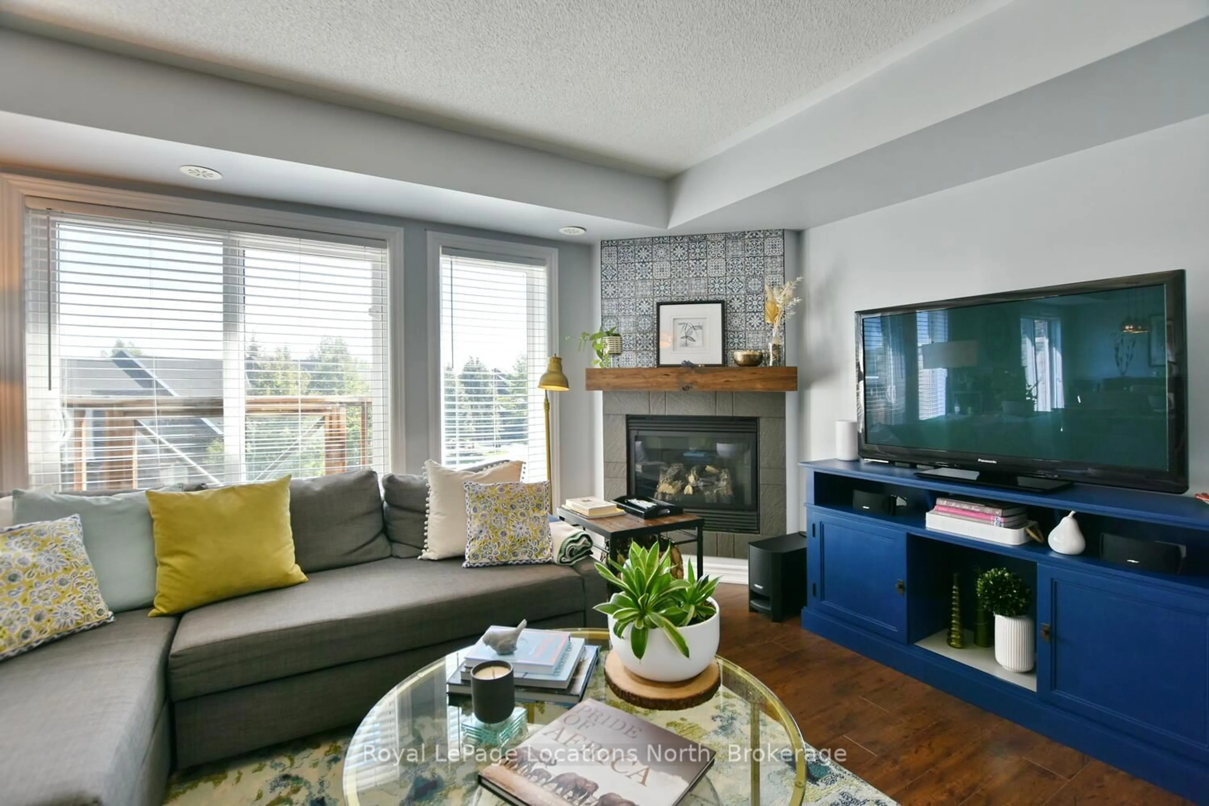 Living room with furniture, wood/laminate floor for 30 Joseph Tr, Collingwood Ontario L9Y 0J2