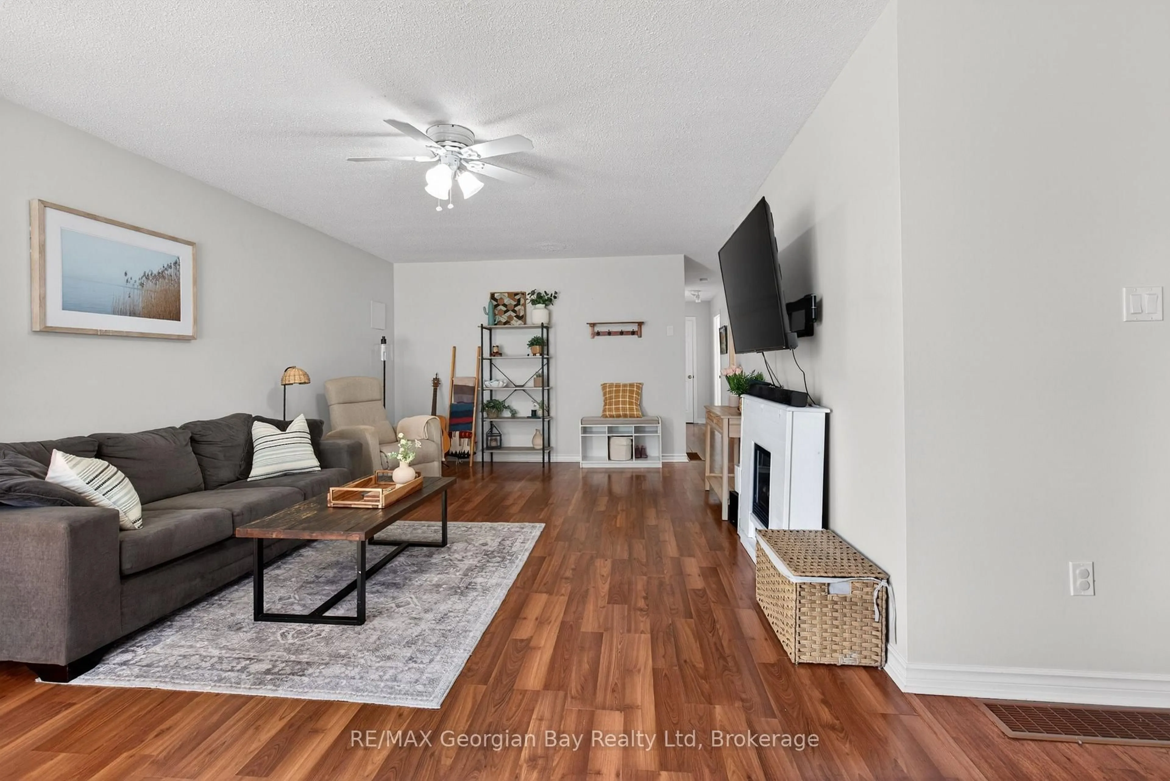 Living room with furniture, wood/laminate floor for 1060 HARBOURVIEW Dr, Midland Ontario L4R 5J4