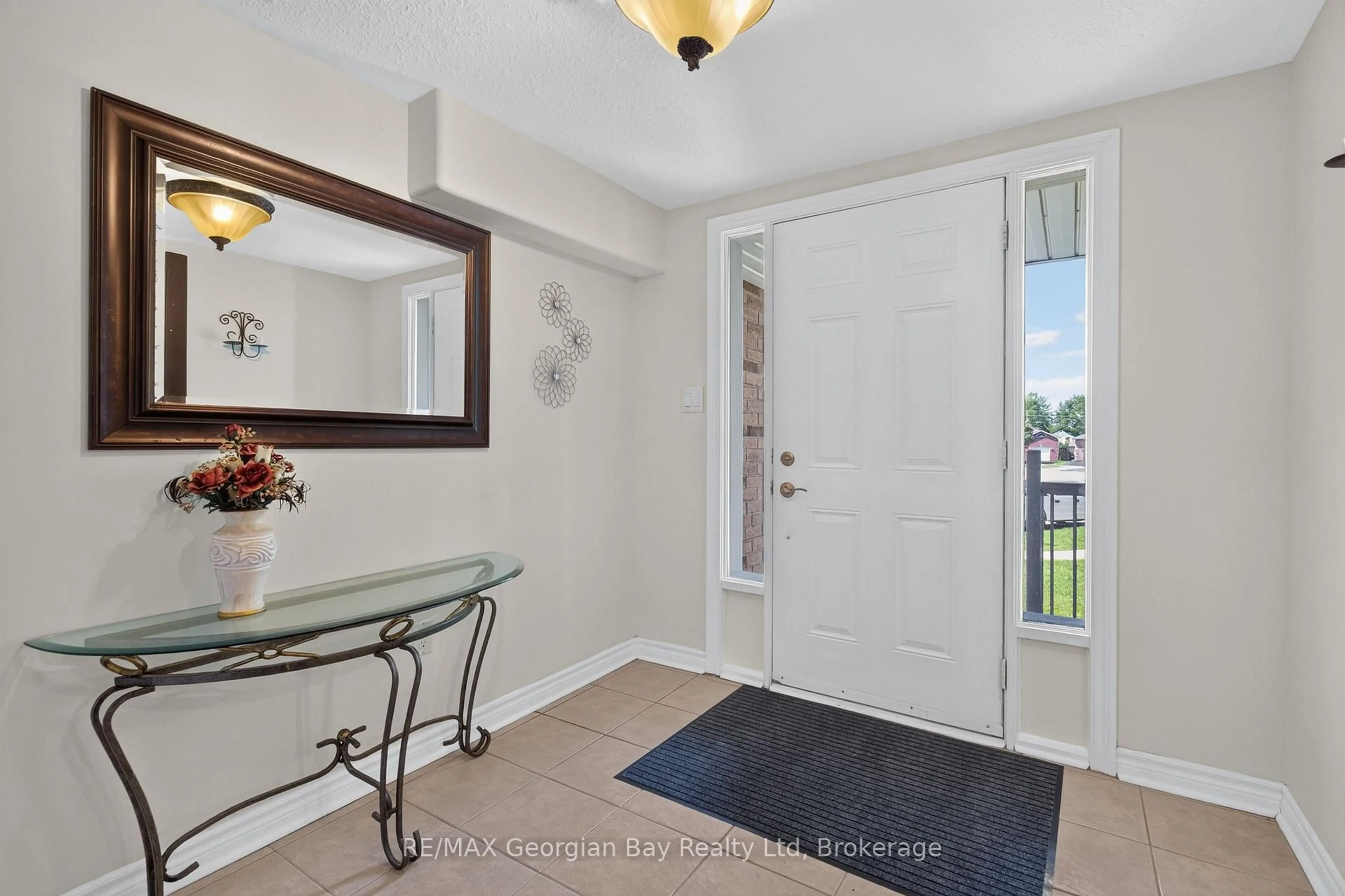 Indoor entryway for 423 Irwin St, Midland Ontario L4R 2V6