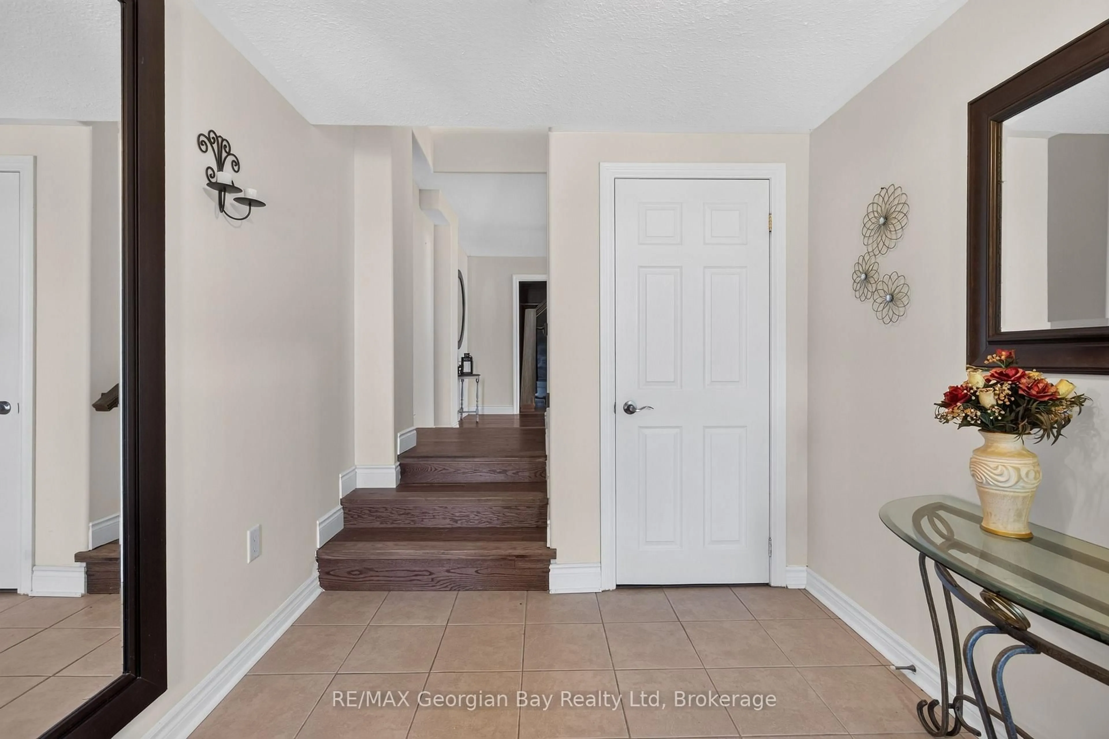 Indoor entryway for 423 Irwin St, Midland Ontario L4R 2V6