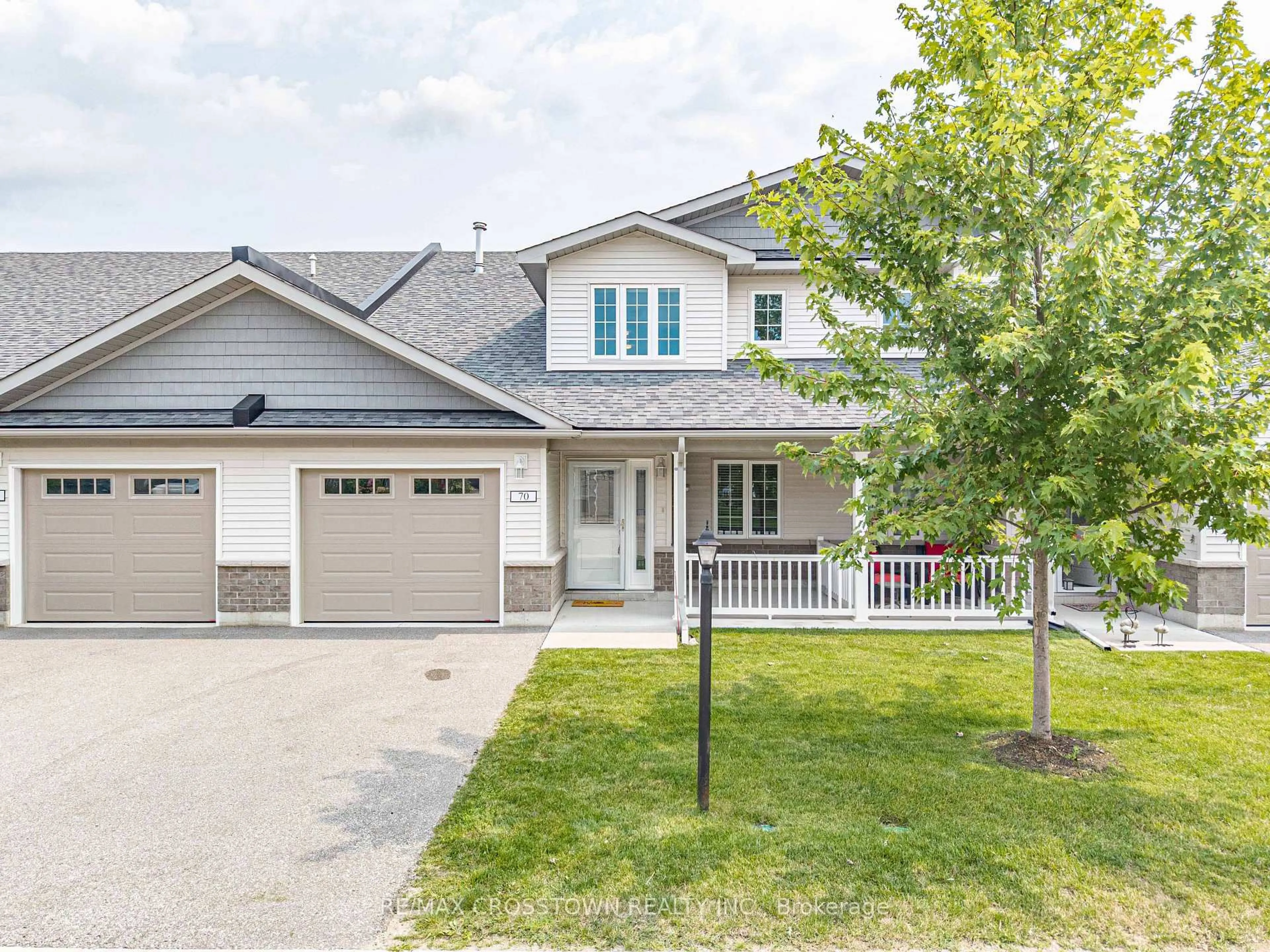 Home with vinyl exterior material, street for 70 Ivy Cres, Wasaga Beach Ontario L9Z 0H8