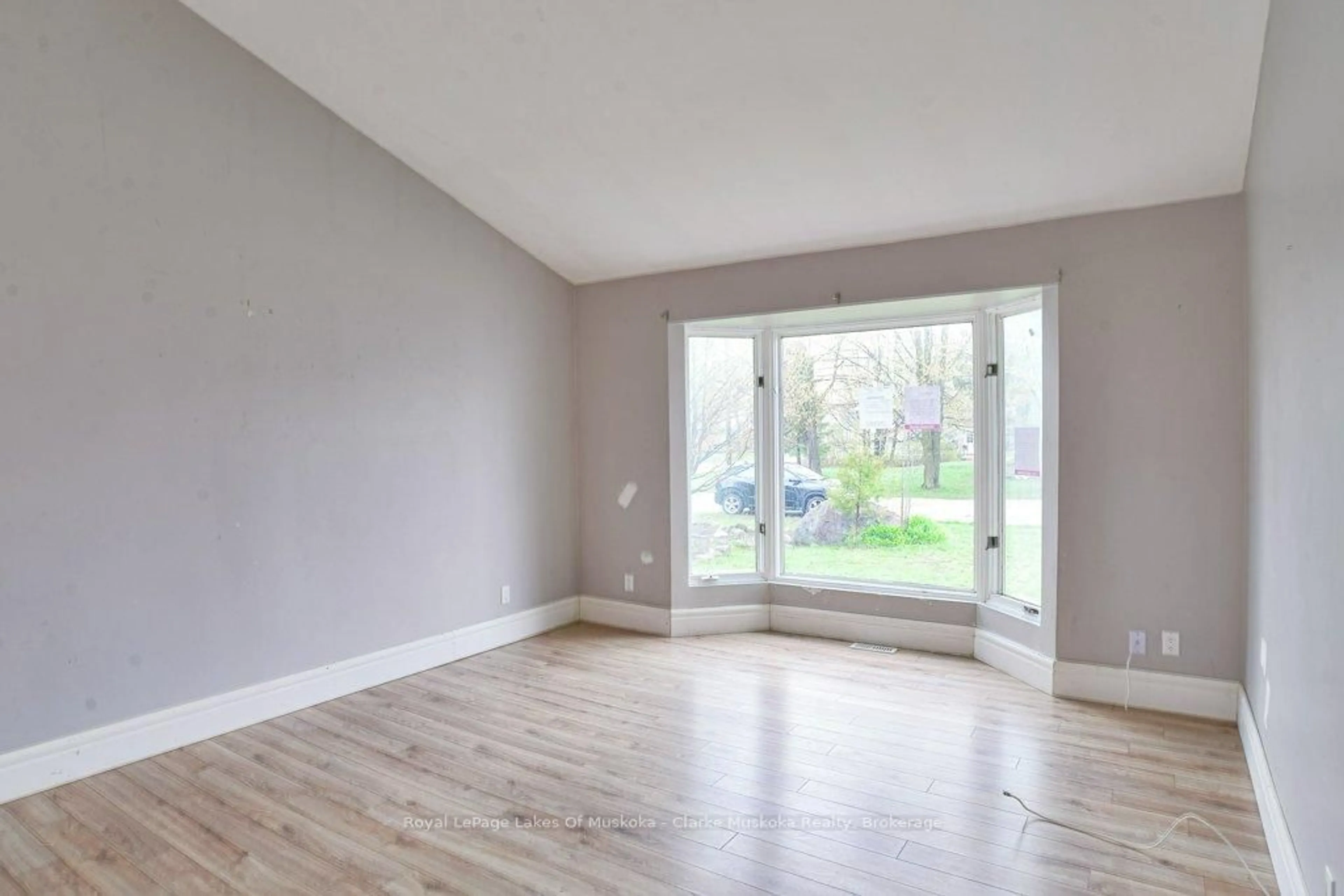 A pic of a room for 8 Edna St, Orillia Ontario L3V 6G4