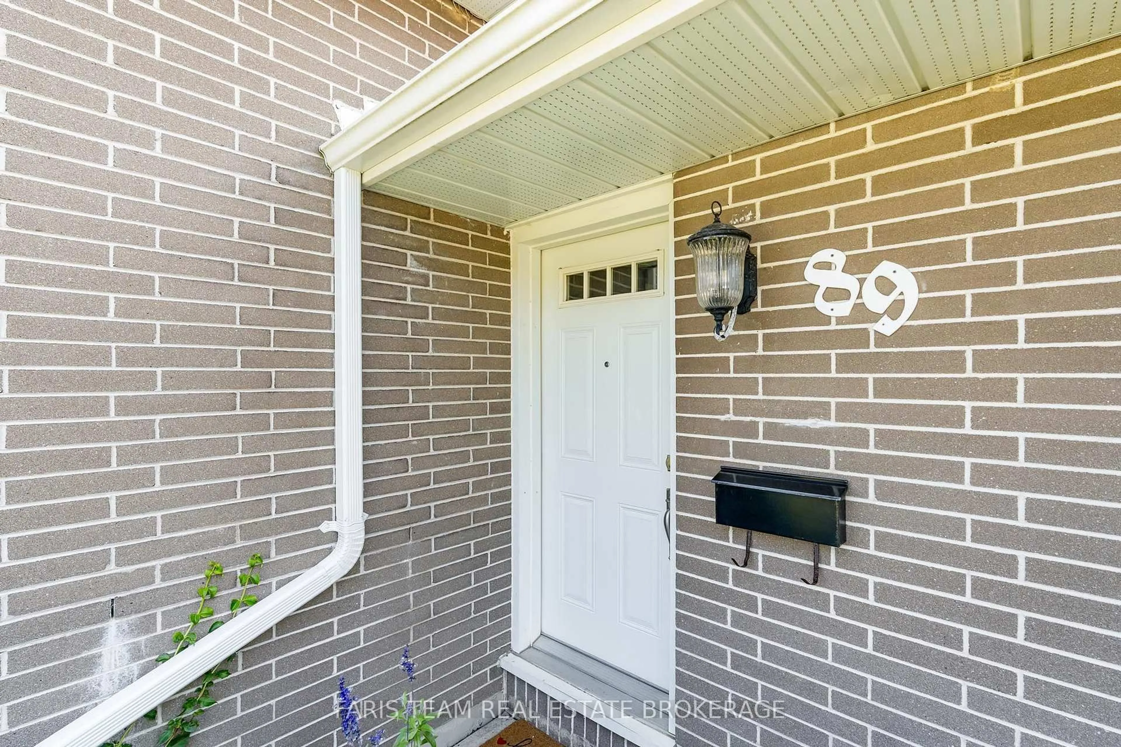 Indoor entryway for 89 Steel St, Barrie Ontario L4M 2G1