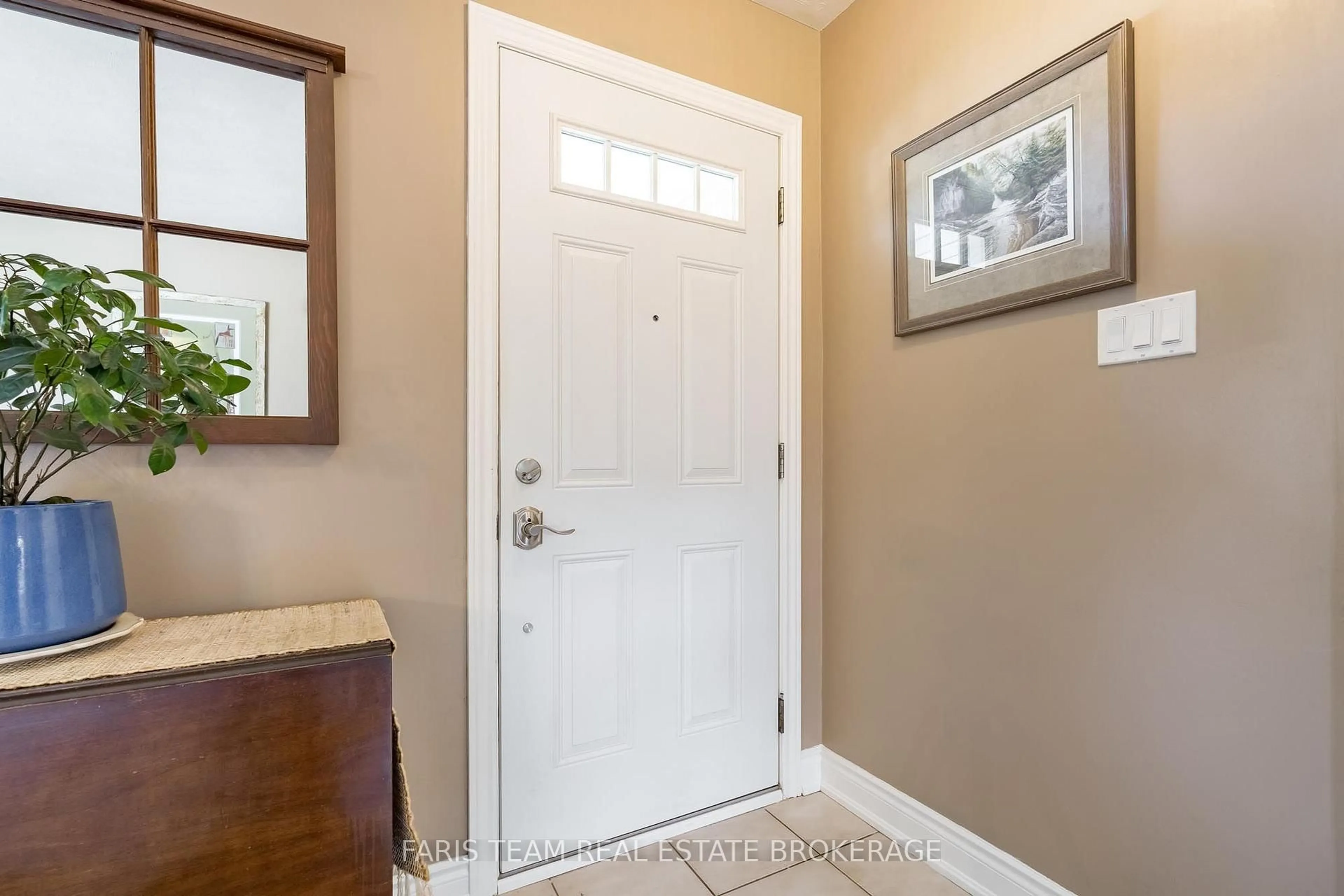 Indoor entryway for 89 Steel St, Barrie Ontario L4M 2G1