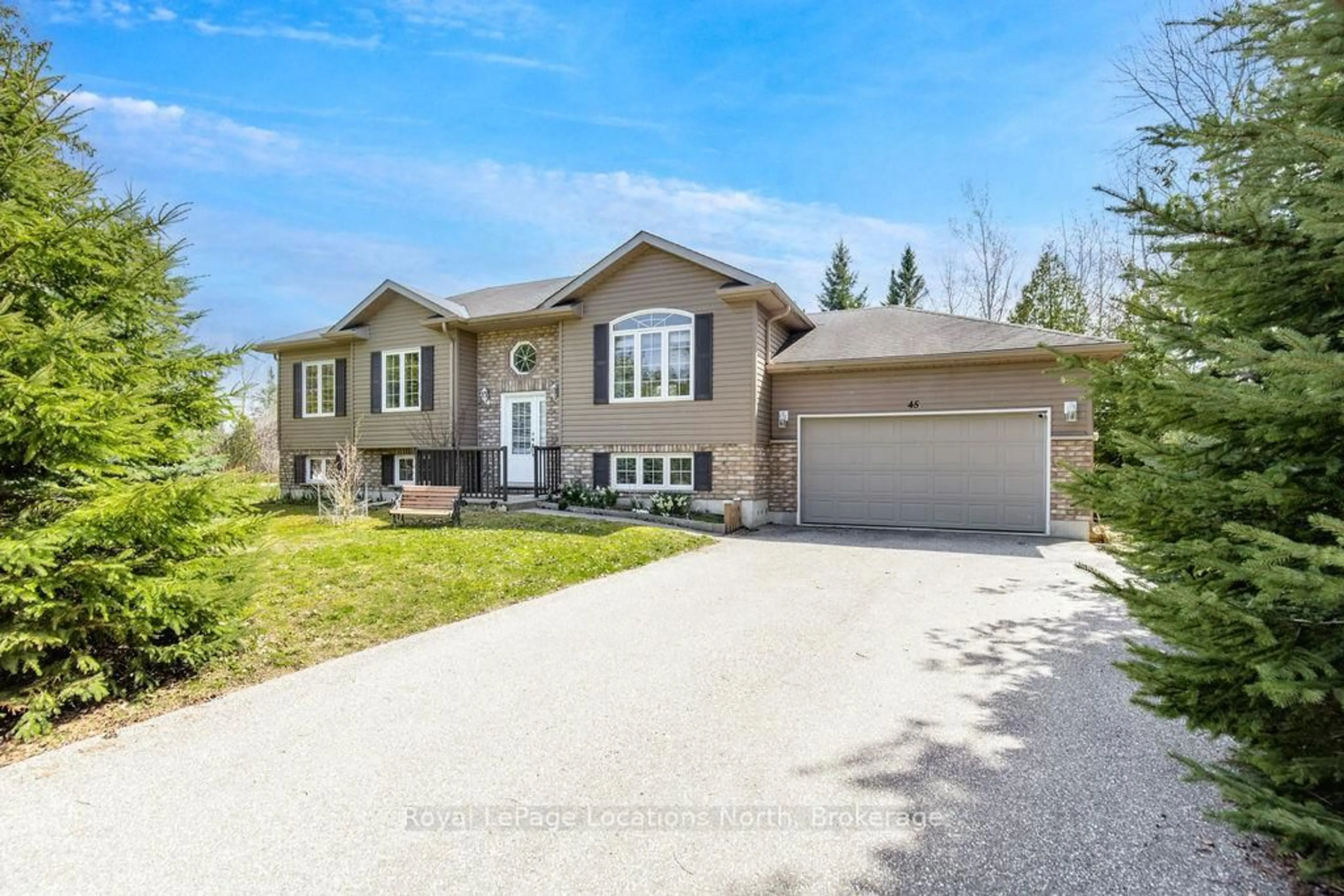 Home with vinyl exterior material, street for 45 William Ave, Wasaga Beach Ontario L9Z 2X3