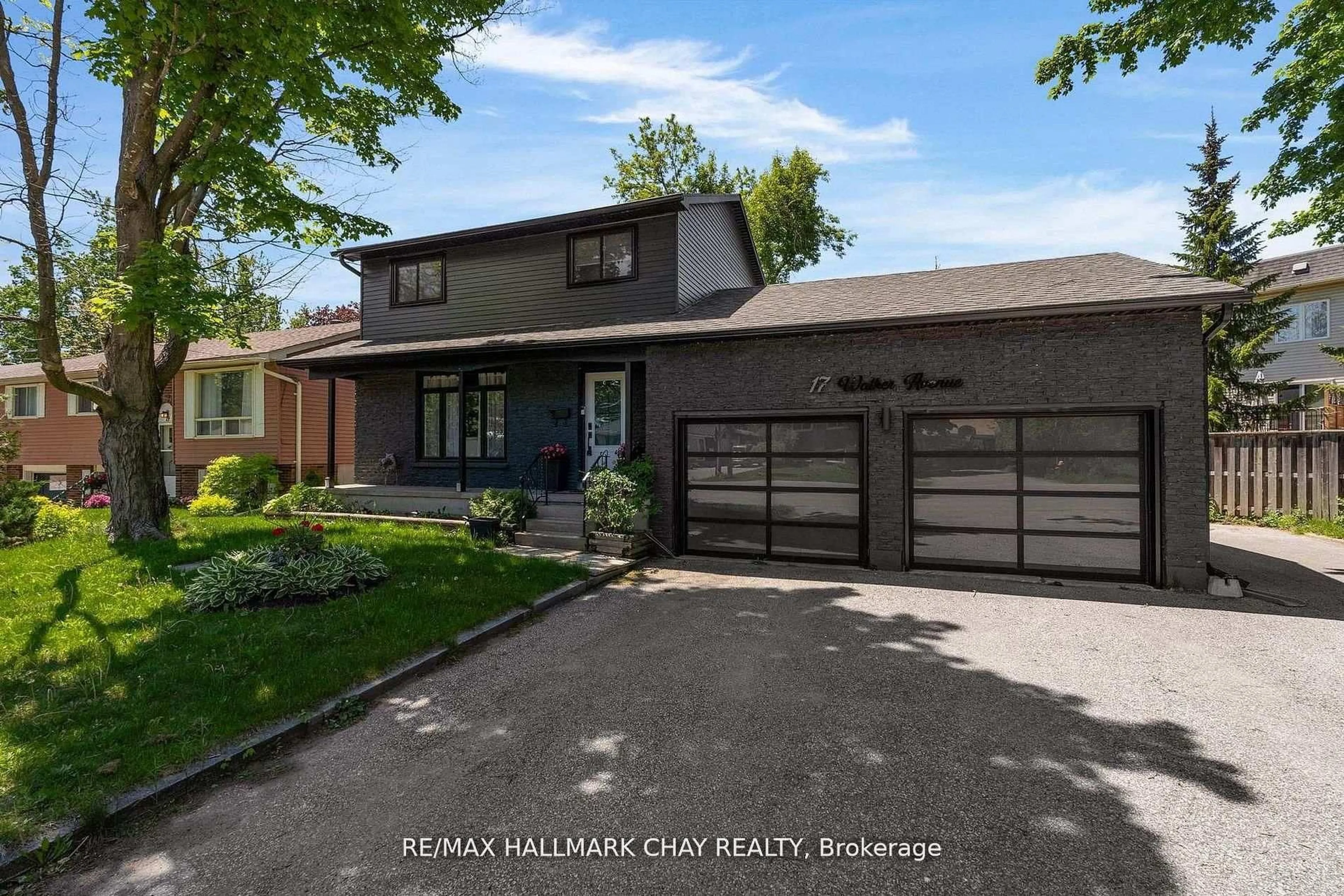 Home with vinyl exterior material, street for 17 Walker Ave, Orillia Ontario L3V 6G8
