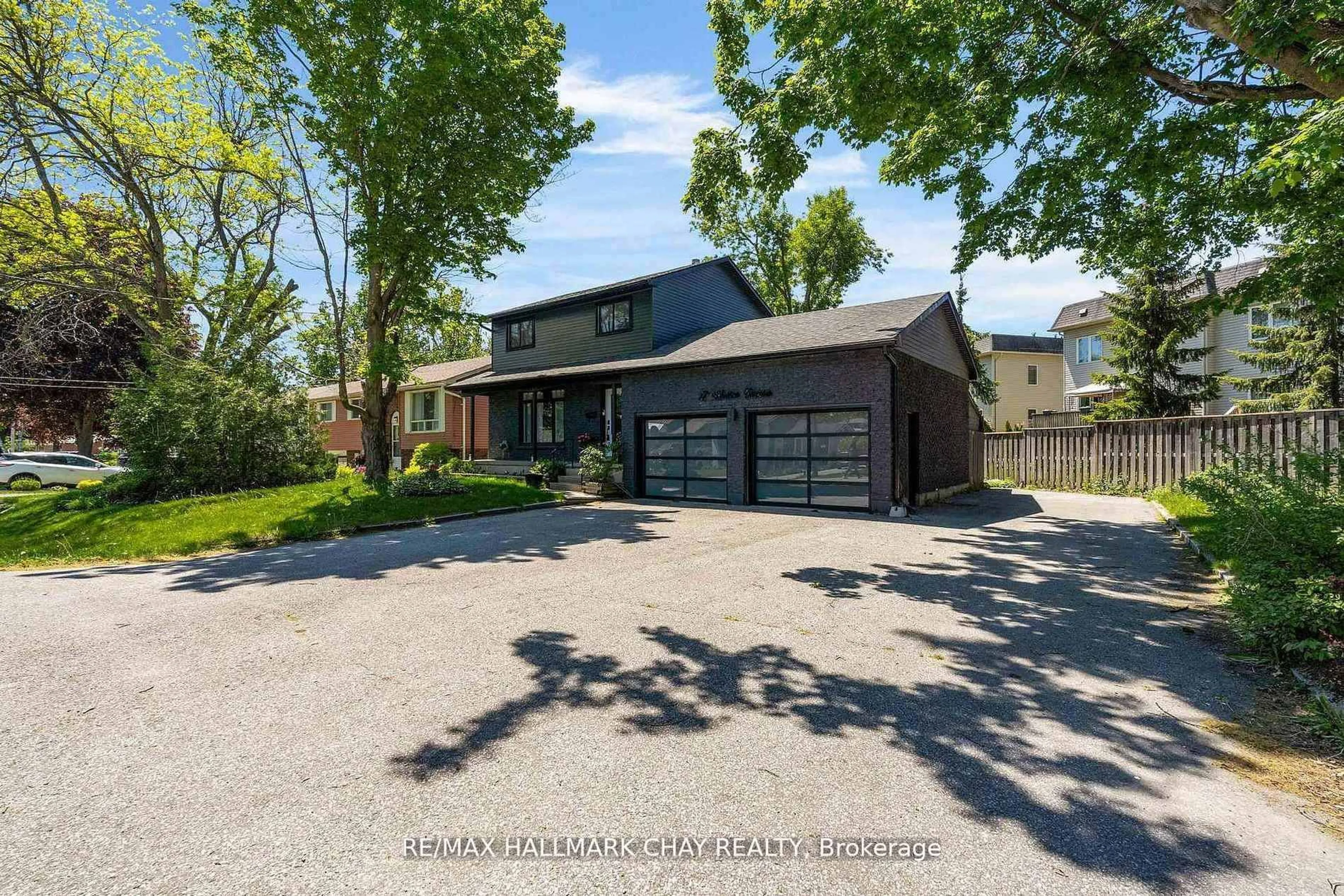 Home with brick exterior material, street for 17 Walker Ave, Orillia Ontario L3V 6G8
