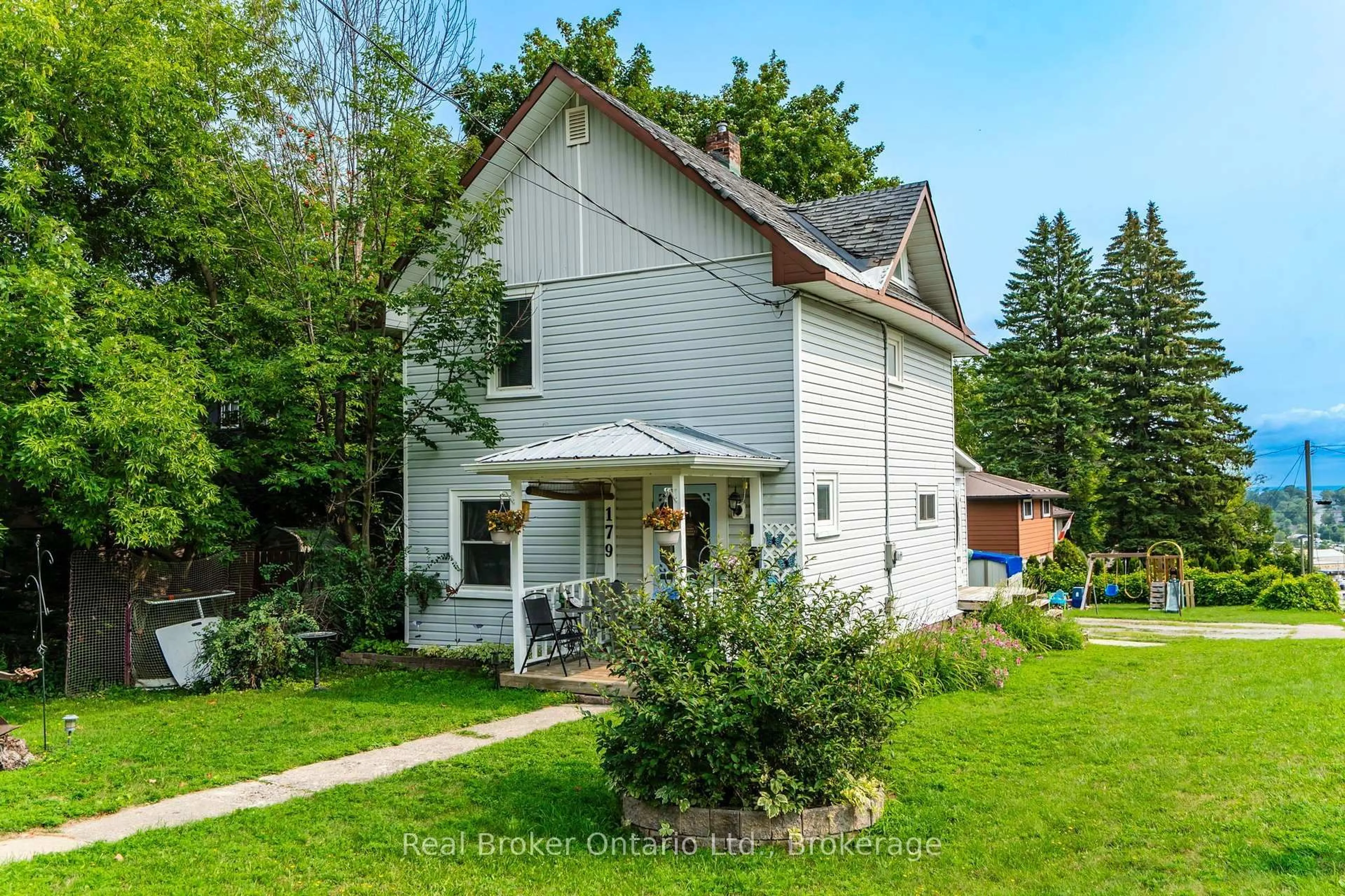 Home with vinyl exterior material, street for 179 Seventh St, Midland Ontario L4R 3Z3