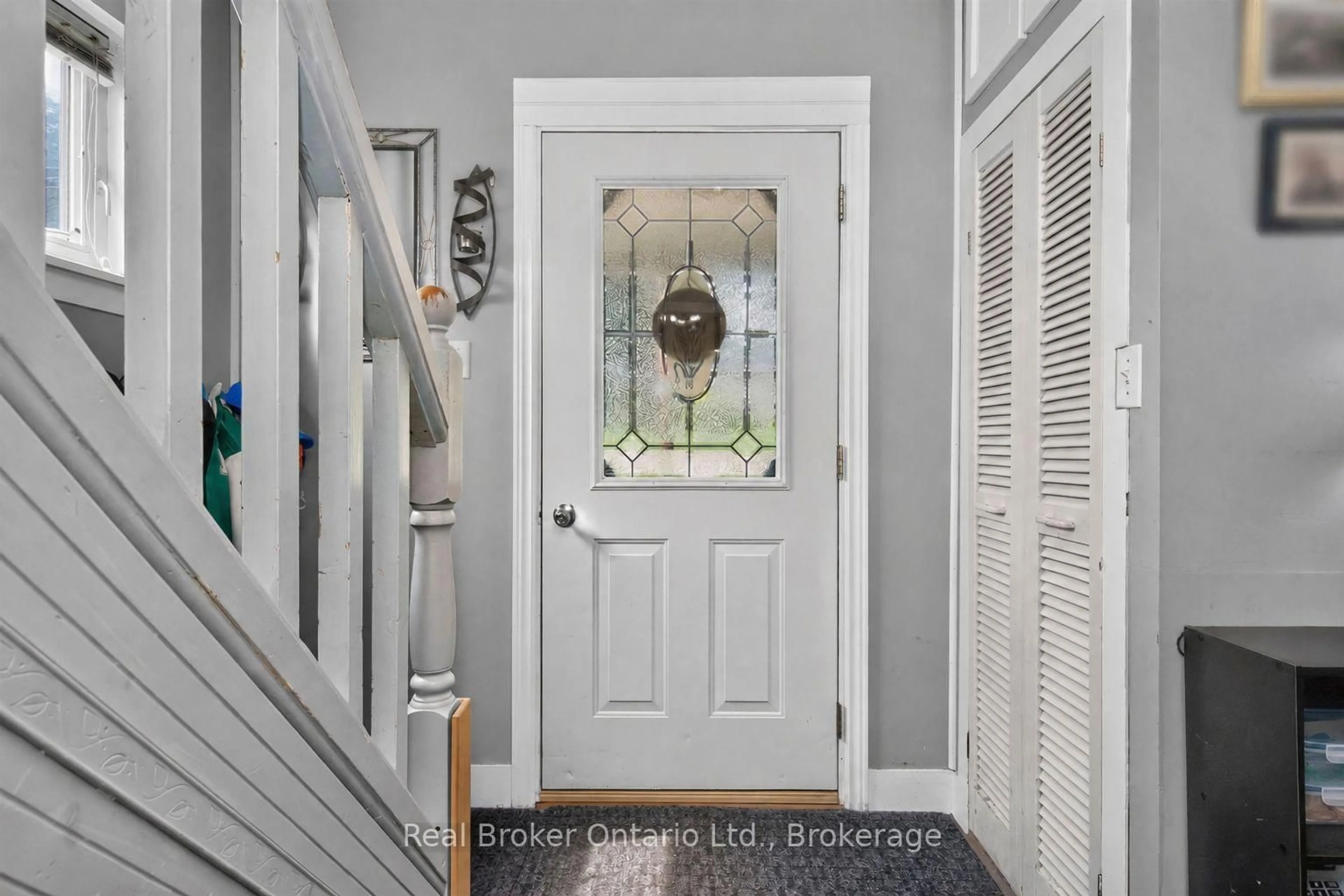 Indoor entryway for 179 Seventh St, Midland Ontario L4R 3Z3
