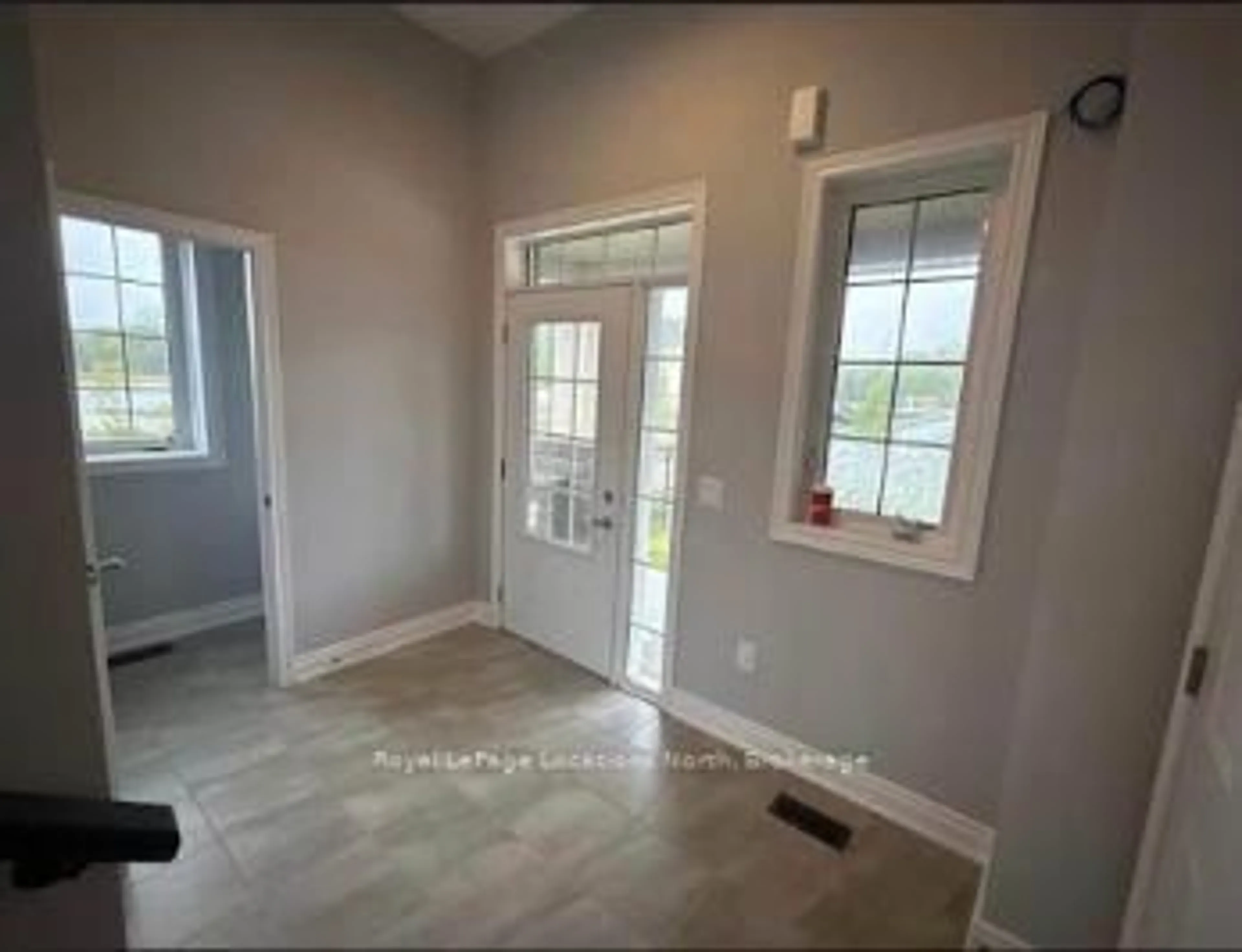Indoor entryway for 39 Stately Dr, Wasaga Beach Ontario L9Z 0L9