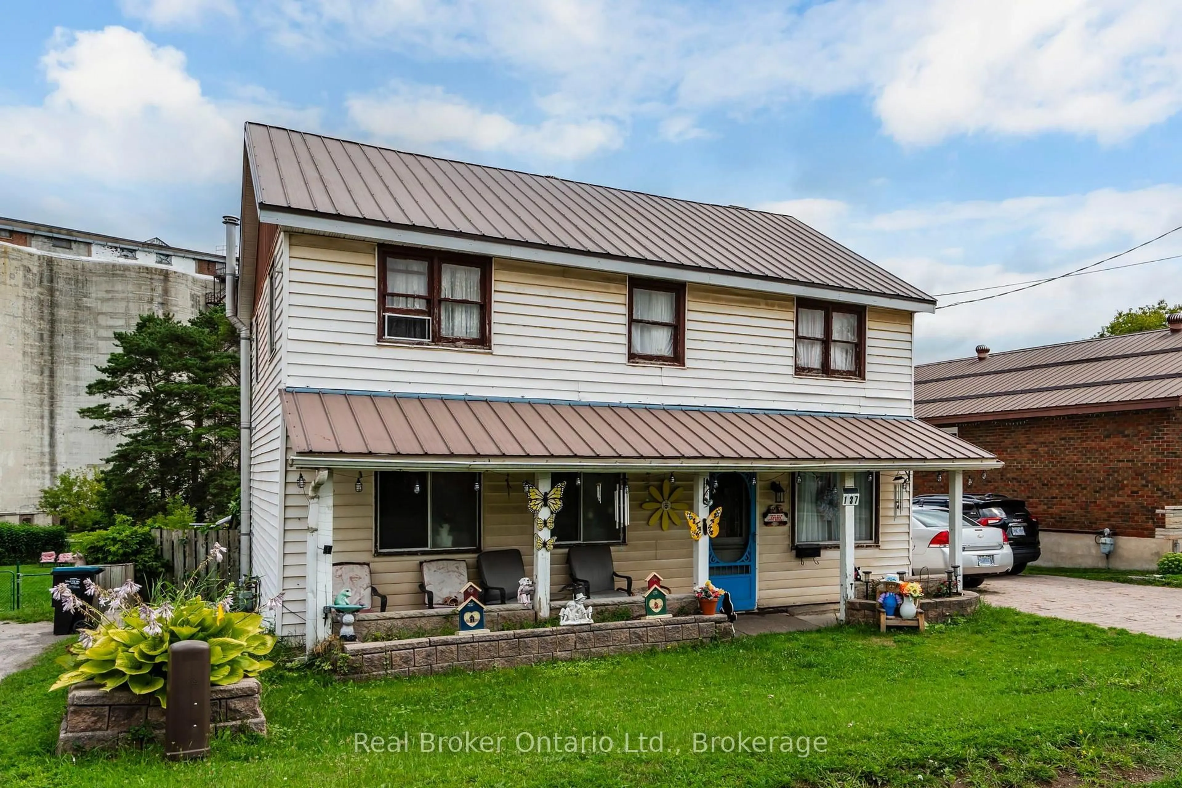 Home with vinyl exterior material, street for 137 Fourth St, Midland Ontario L4R 3S9