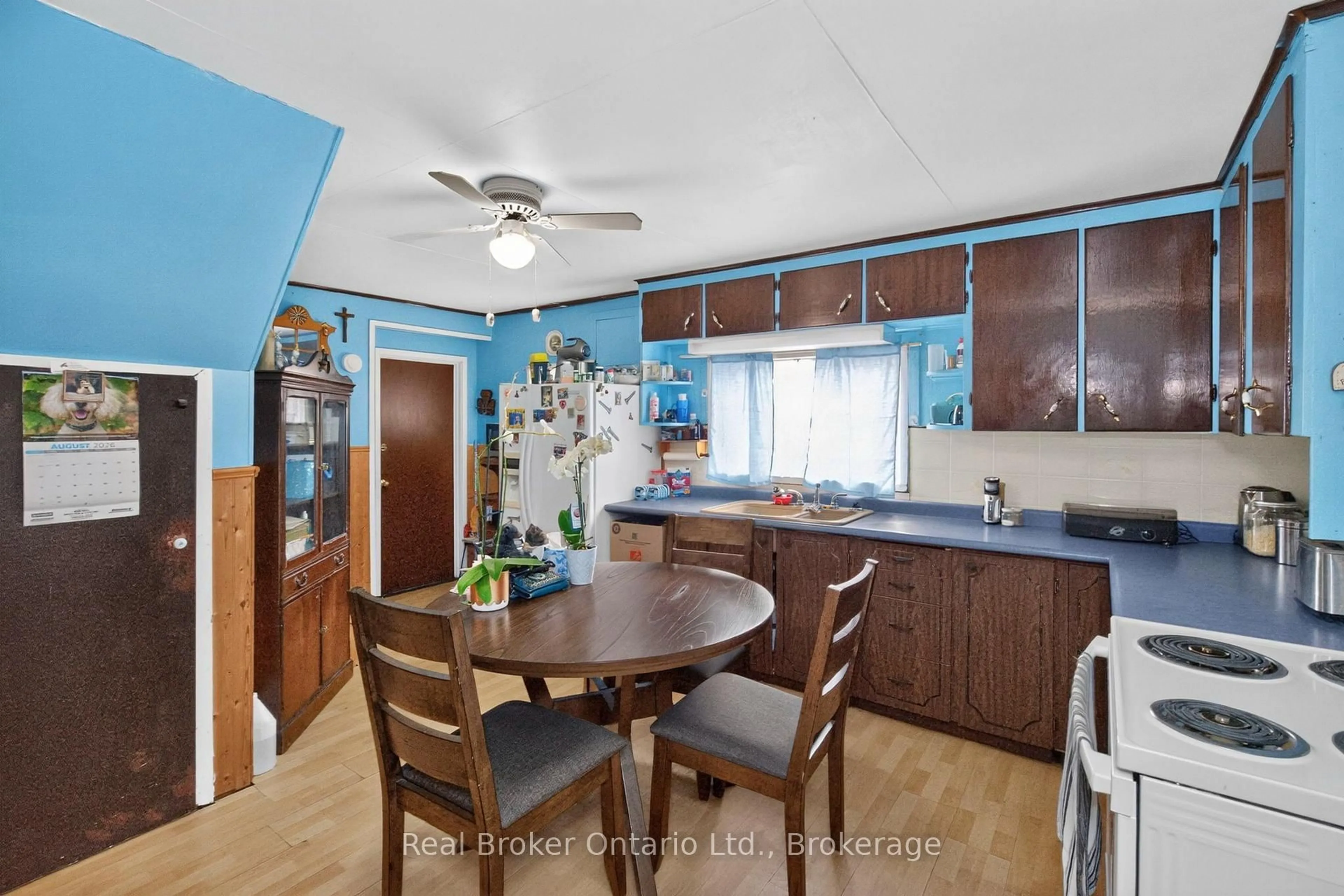 Standard kitchen, unknown for 137 Fourth St, Midland Ontario L4R 3S9
