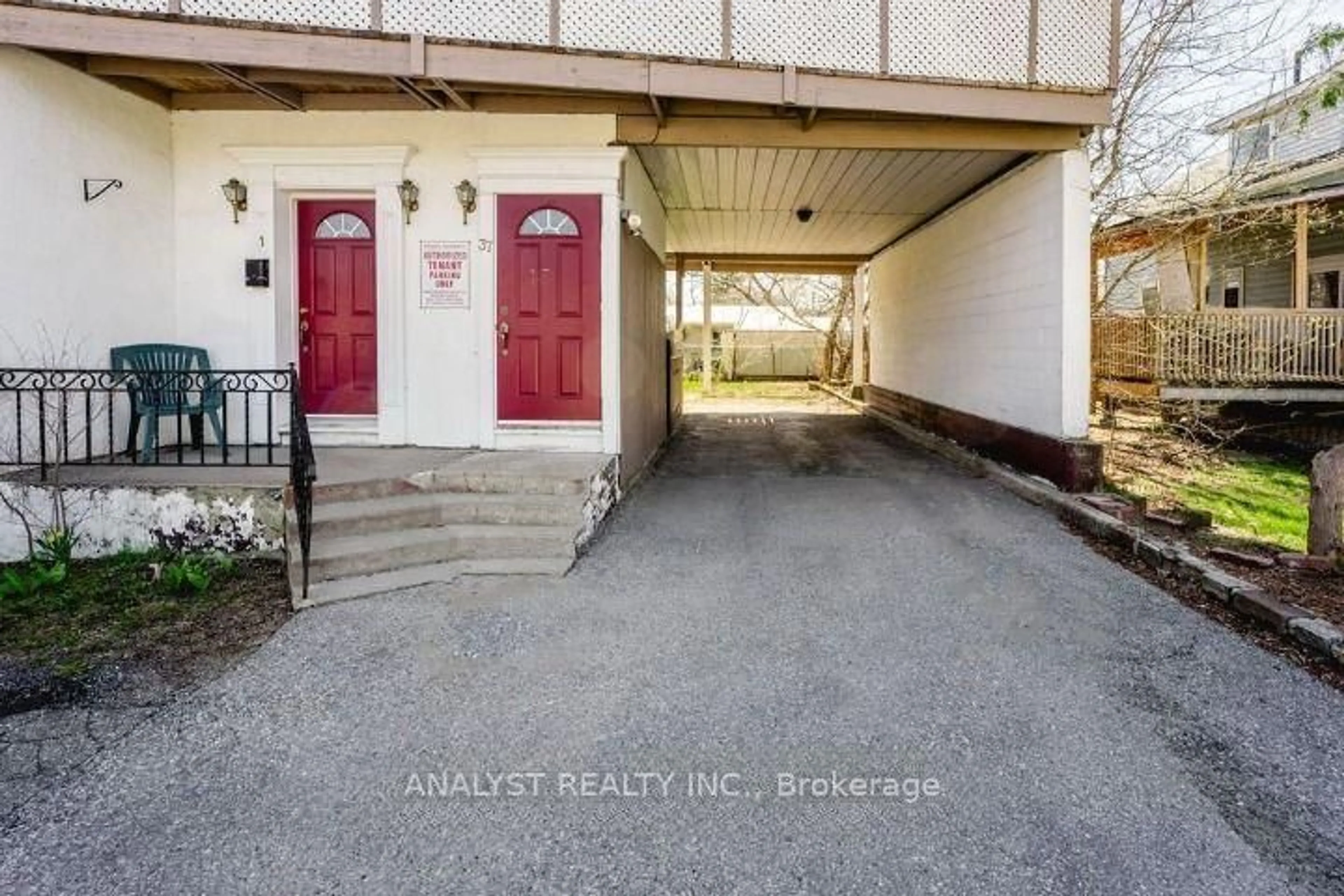 Indoor entryway for 37 Donald St, Barrie Ontario L4N 1E4