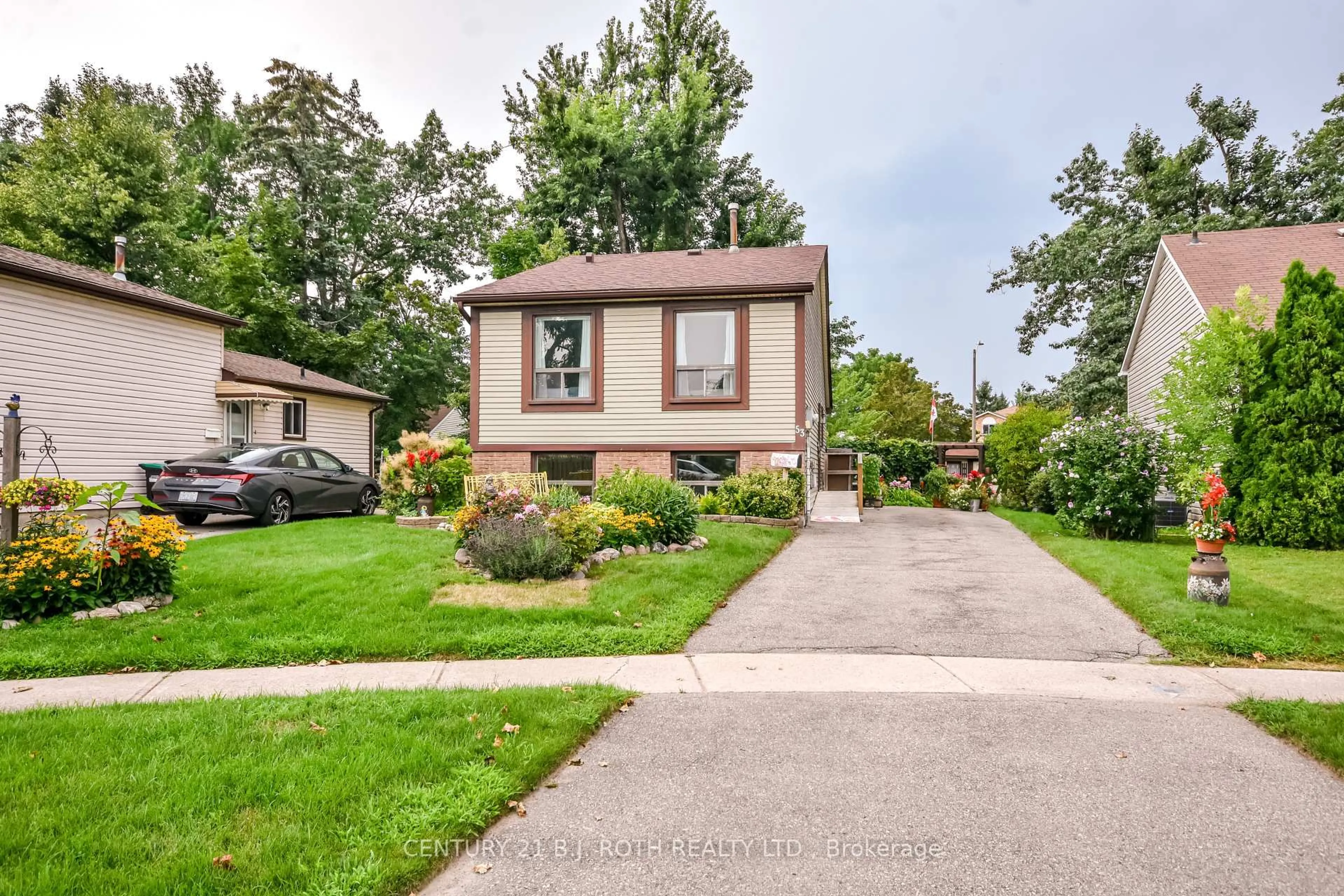 Home with vinyl exterior material, street for 53 Mowat Cres, Barrie Ontario L4N 5B4