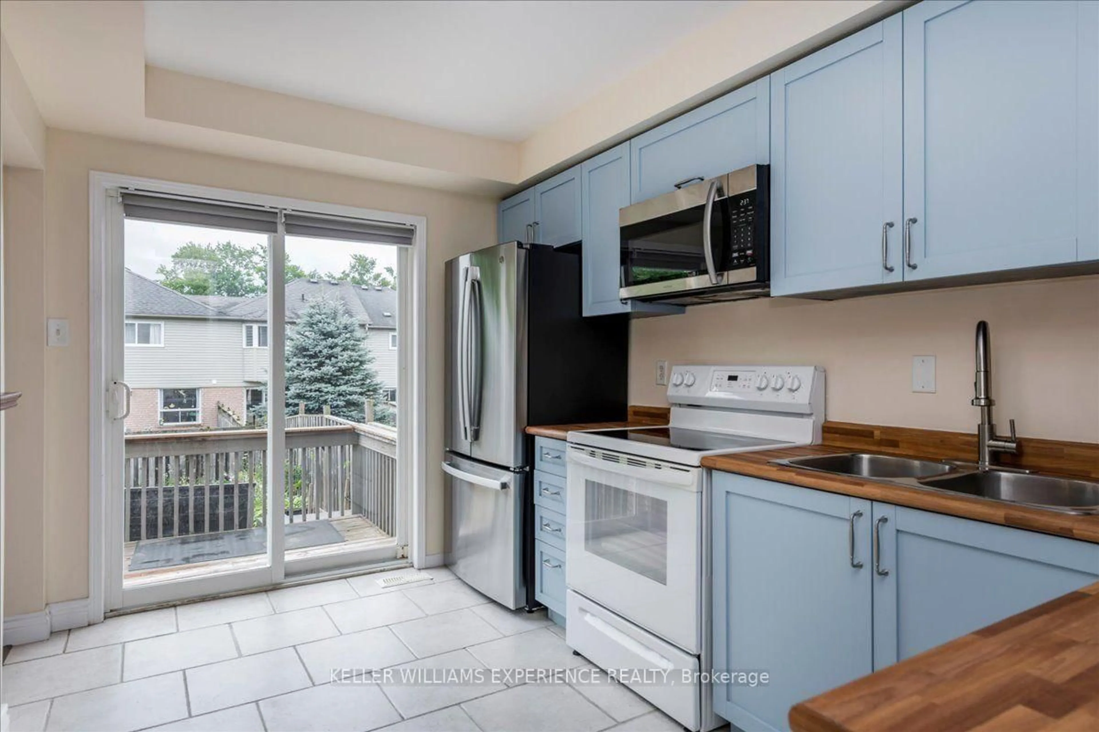 Standard kitchen, unknown for 10 SUNSET Pl, Barrie Ontario L4N 0T7