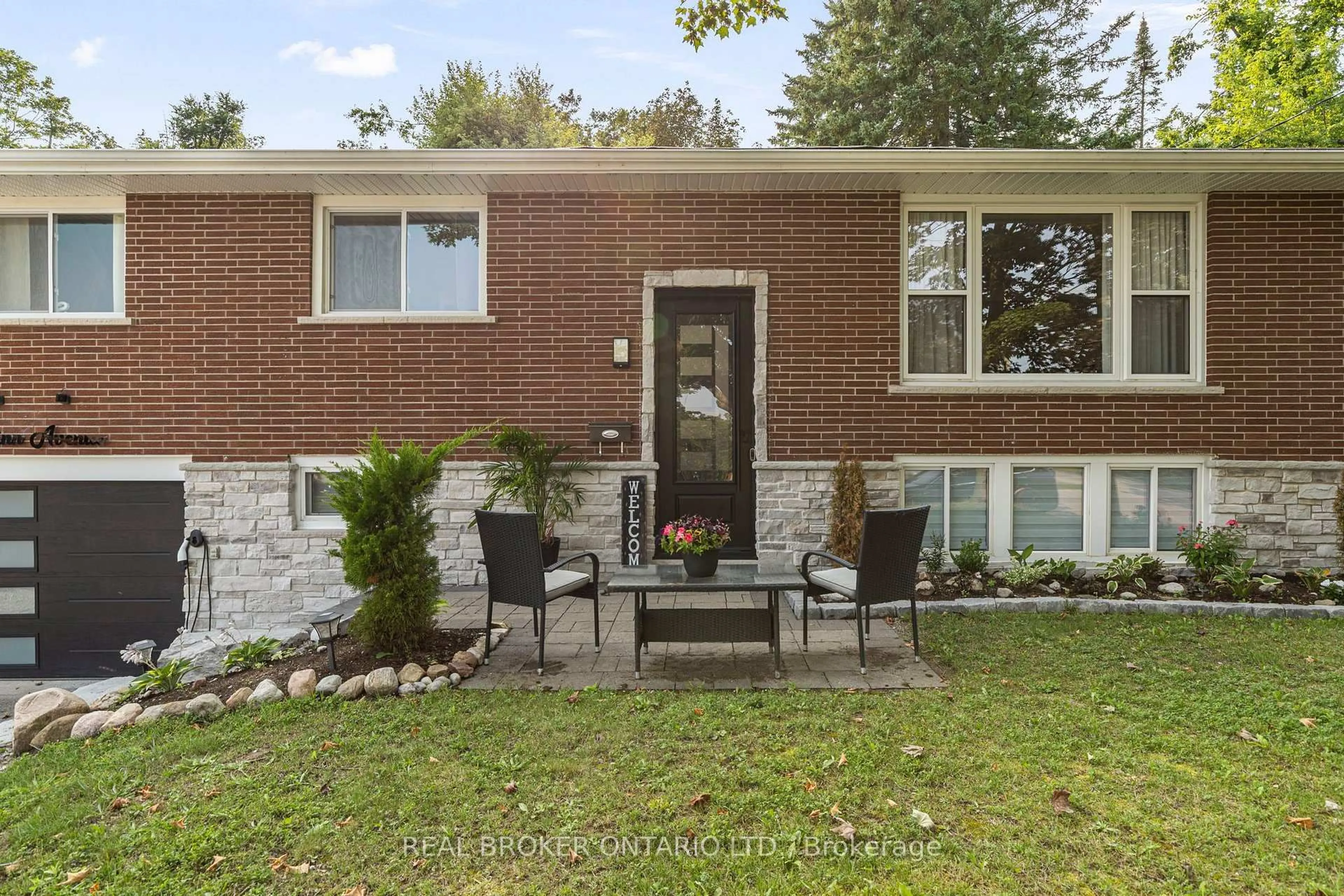 Home with brick exterior material, street for 92 Quinn Ave, Orillia Ontario L3V 3H5