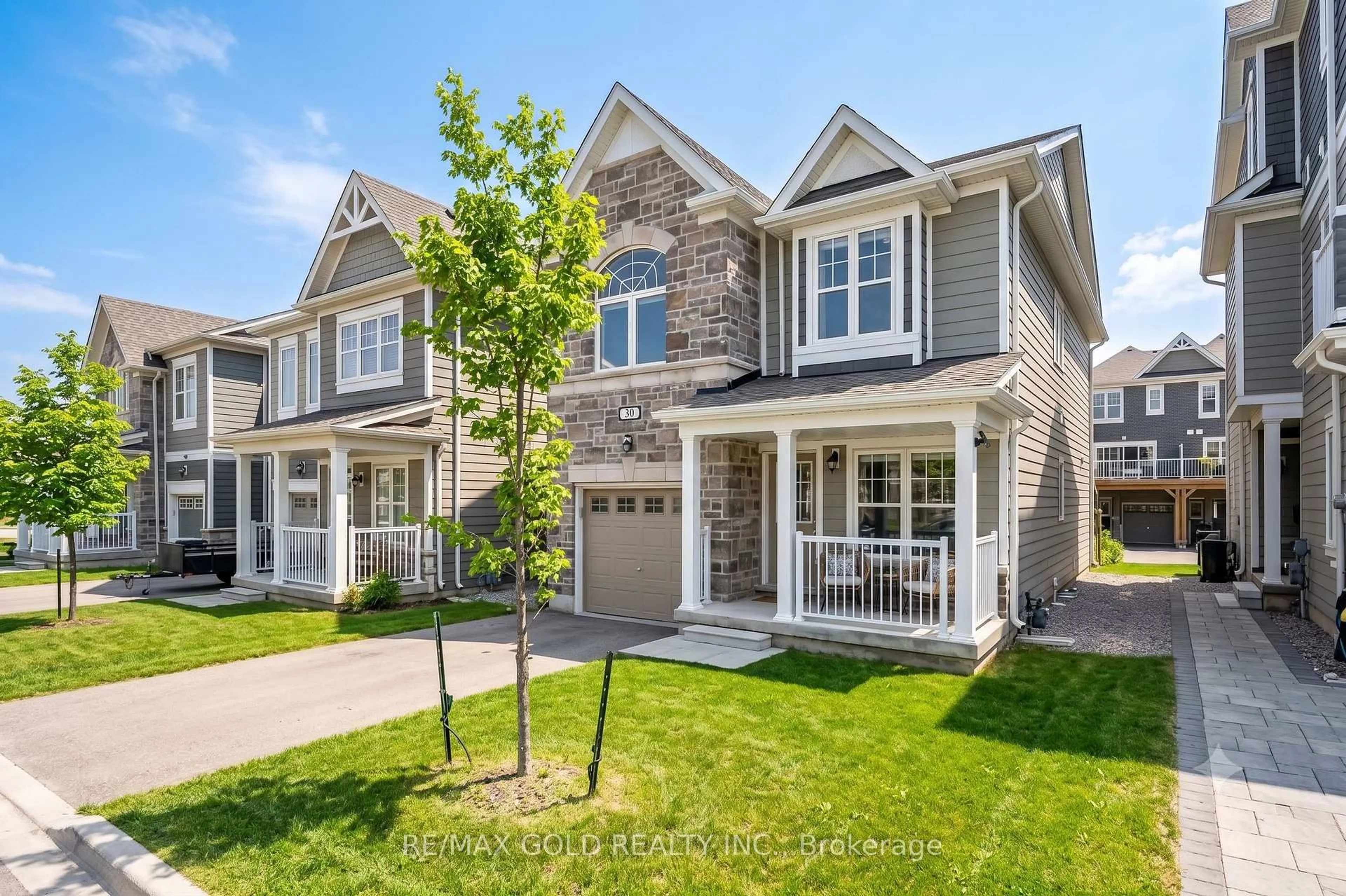 Home with vinyl exterior material, street for 30 Hills Thistle Dr, Wasaga Beach Ontario L9E 0J3