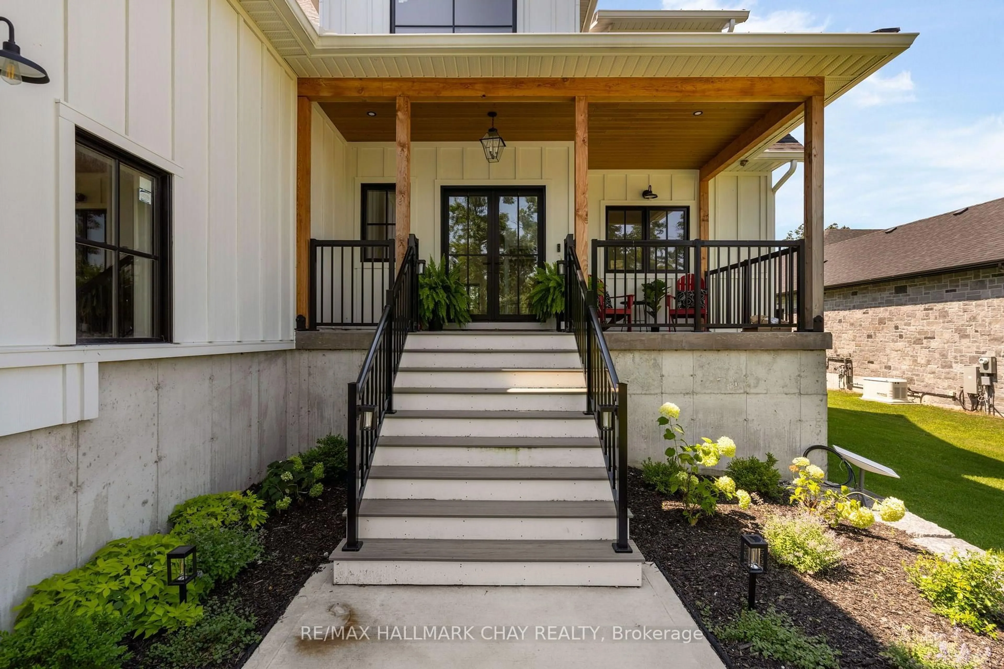 Indoor entryway for 25 Heatherwood Dr, Springwater Ontario L0L 1X1