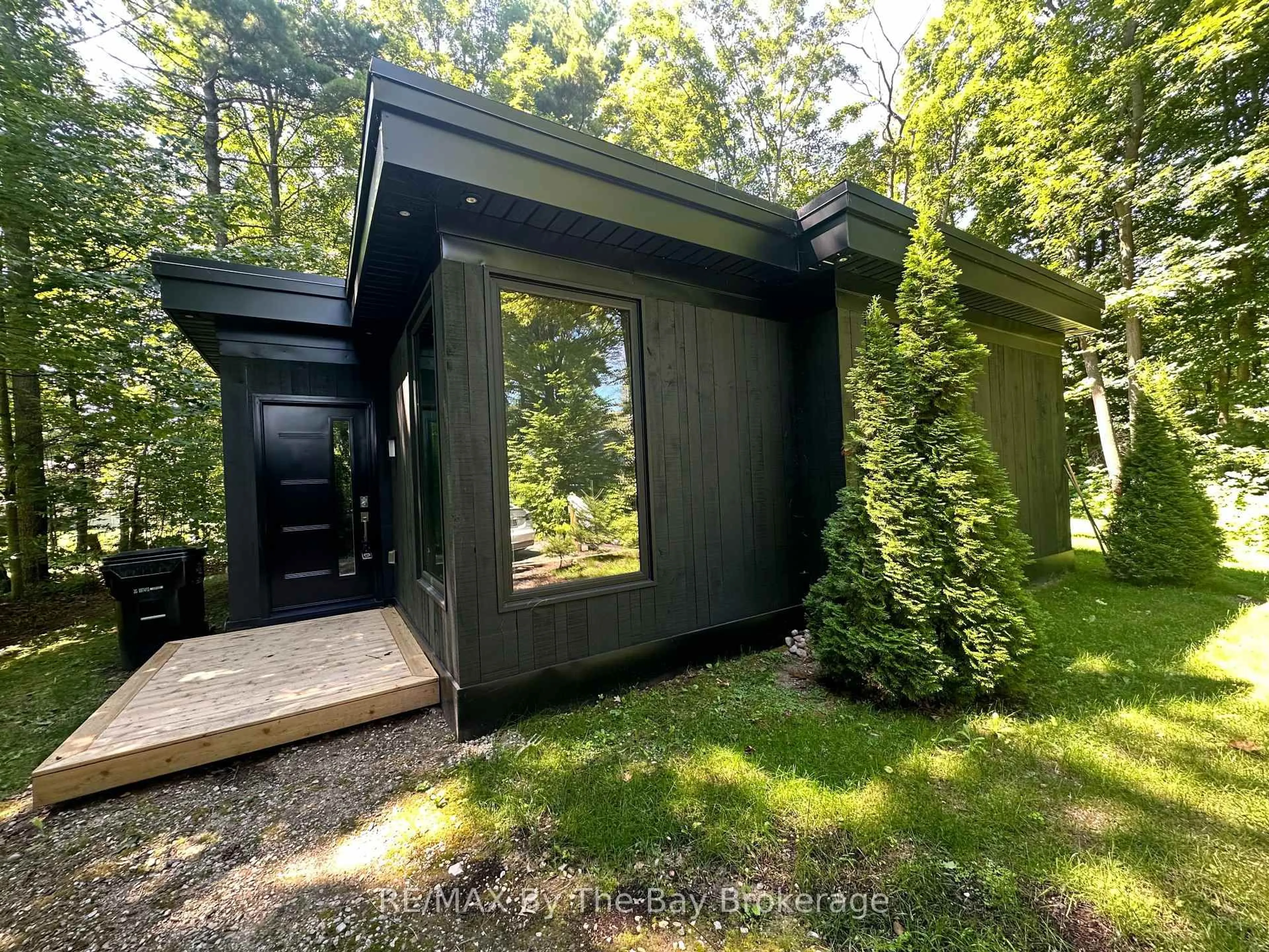 Shed for 33 St. Laurent Blvd, Tiny Ontario L9M 0J2