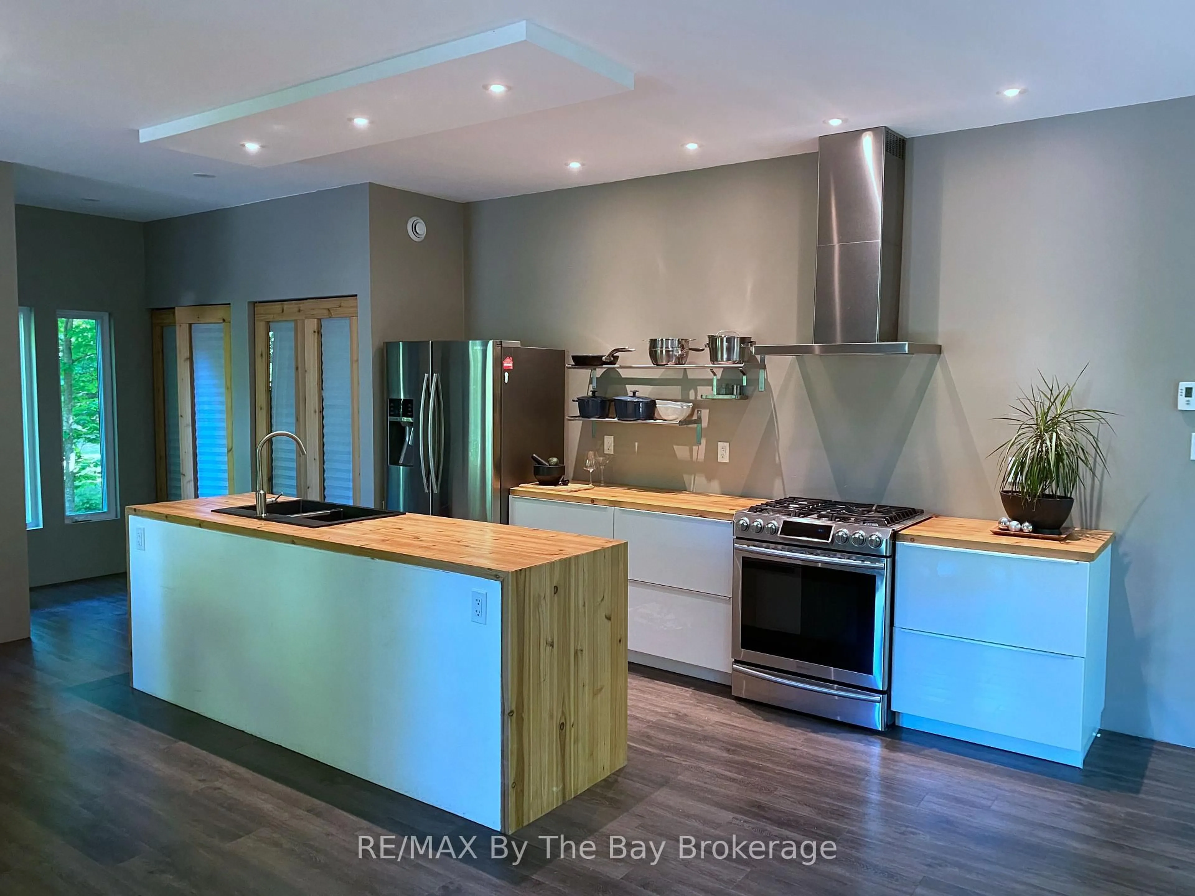 Contemporary kitchen, wood/laminate floor for 33 St. Laurent Blvd, Tiny Ontario L9M 0J2