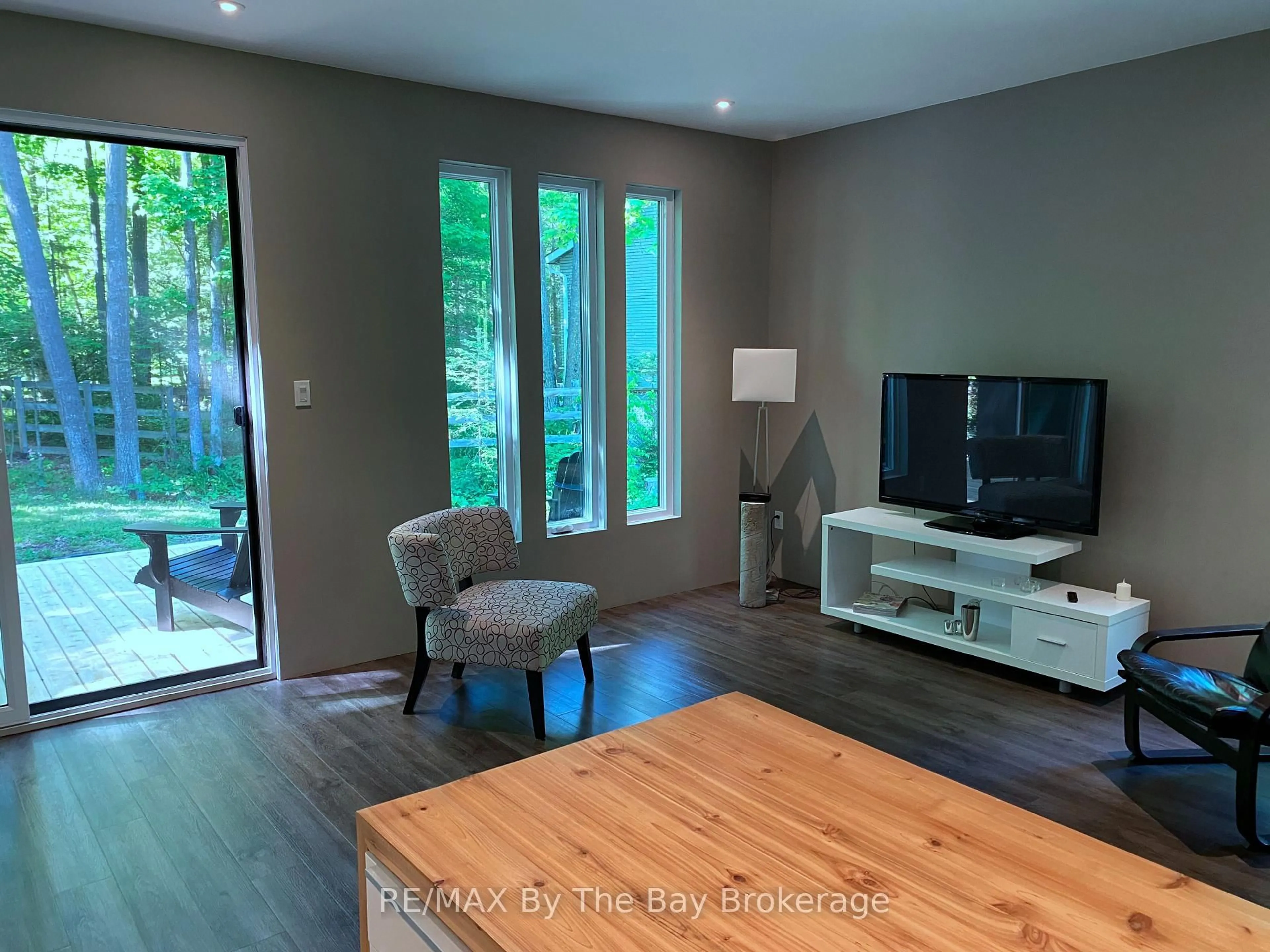 Living room with furniture, wood/laminate floor for 33 St. Laurent Blvd, Tiny Ontario L9M 0J2