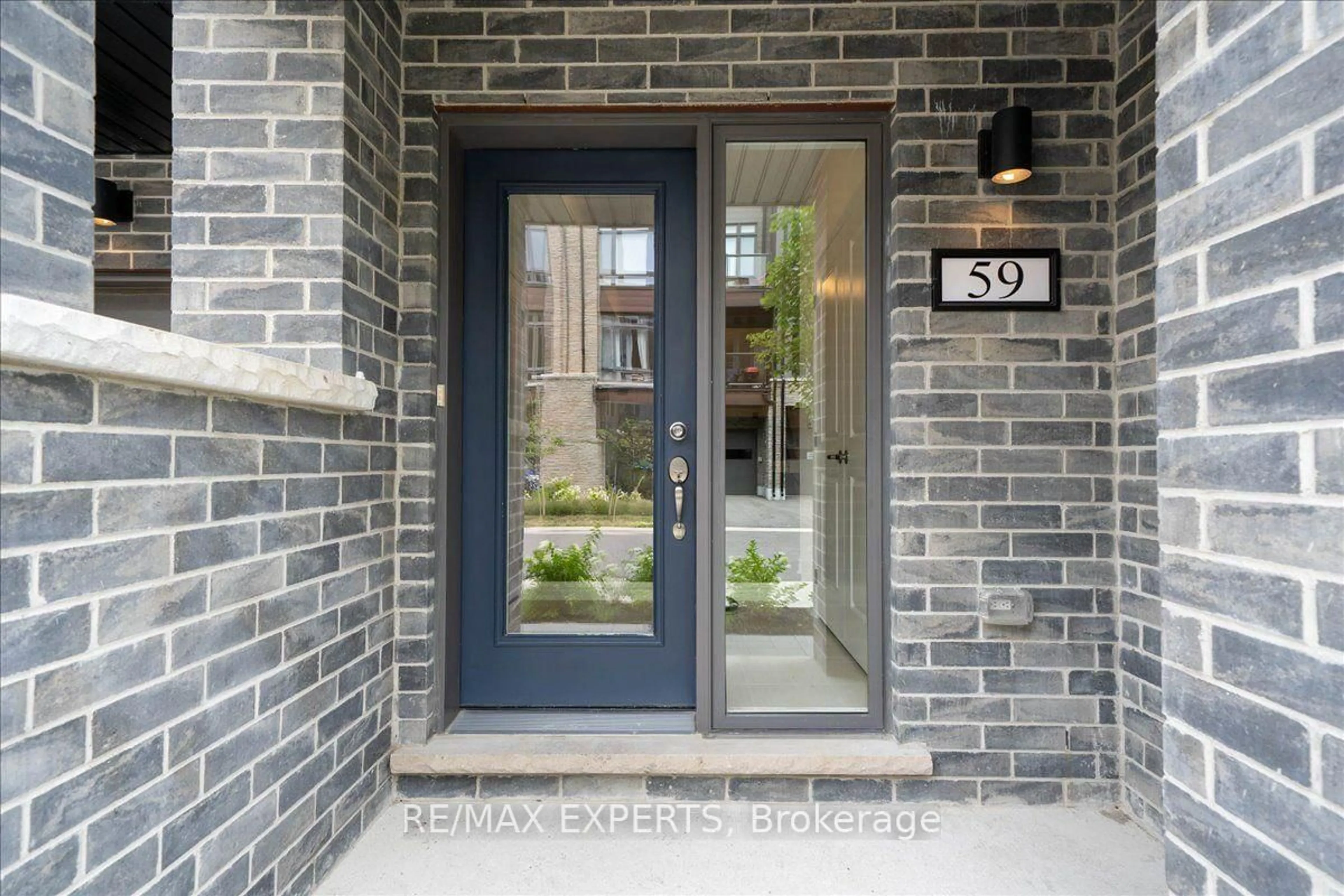 Indoor entryway for 59 Wyn Wood Lane, Orillia Ontario L3V 8P6