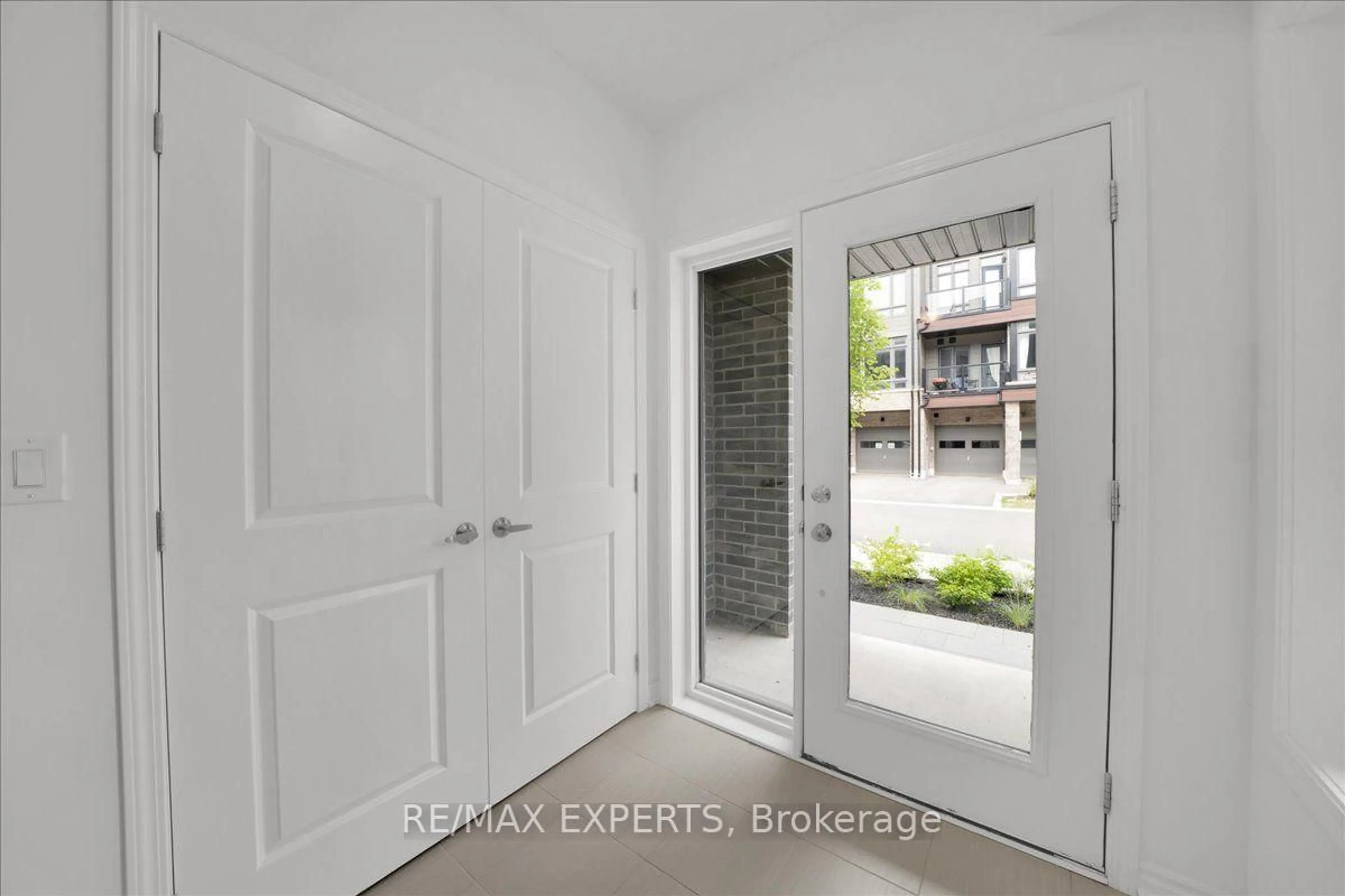 Indoor entryway for 59 Wyn Wood Lane, Orillia Ontario L3V 8P6