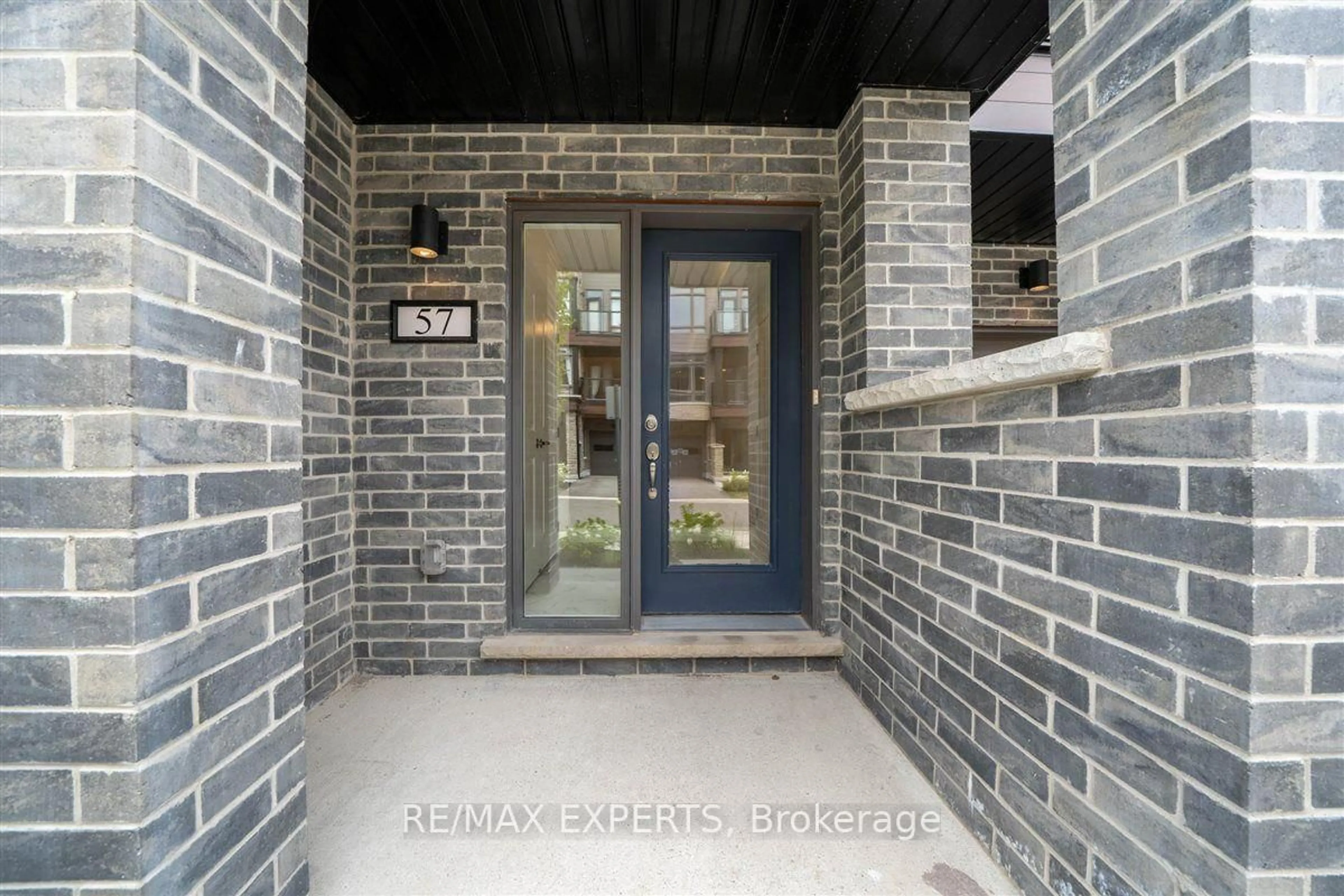 Indoor entryway for 57 Wyn Wood Lane, Orillia Ontario L3V 8P6
