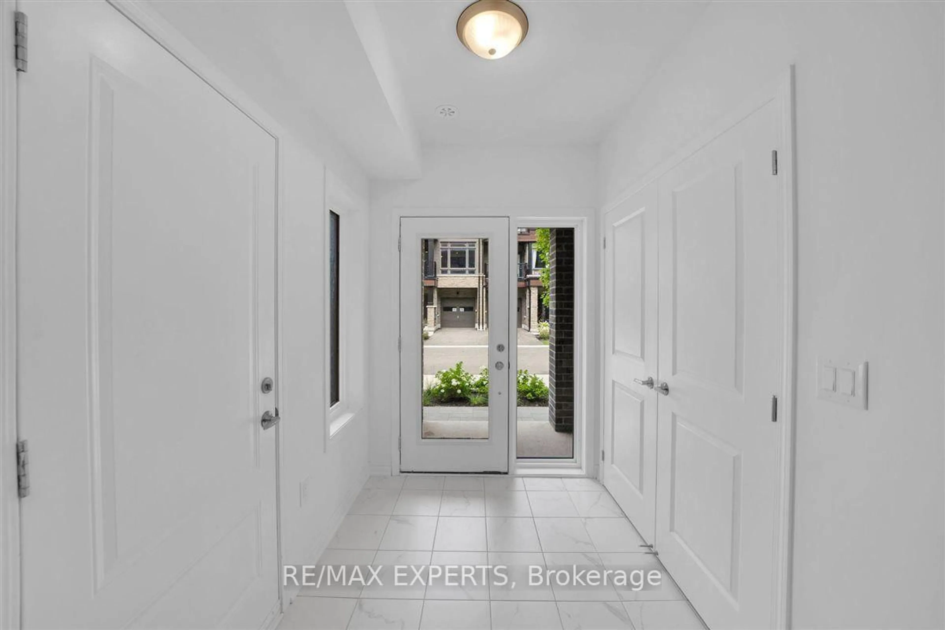 Indoor entryway for 57 Wyn Wood Lane, Orillia Ontario L3V 8P6